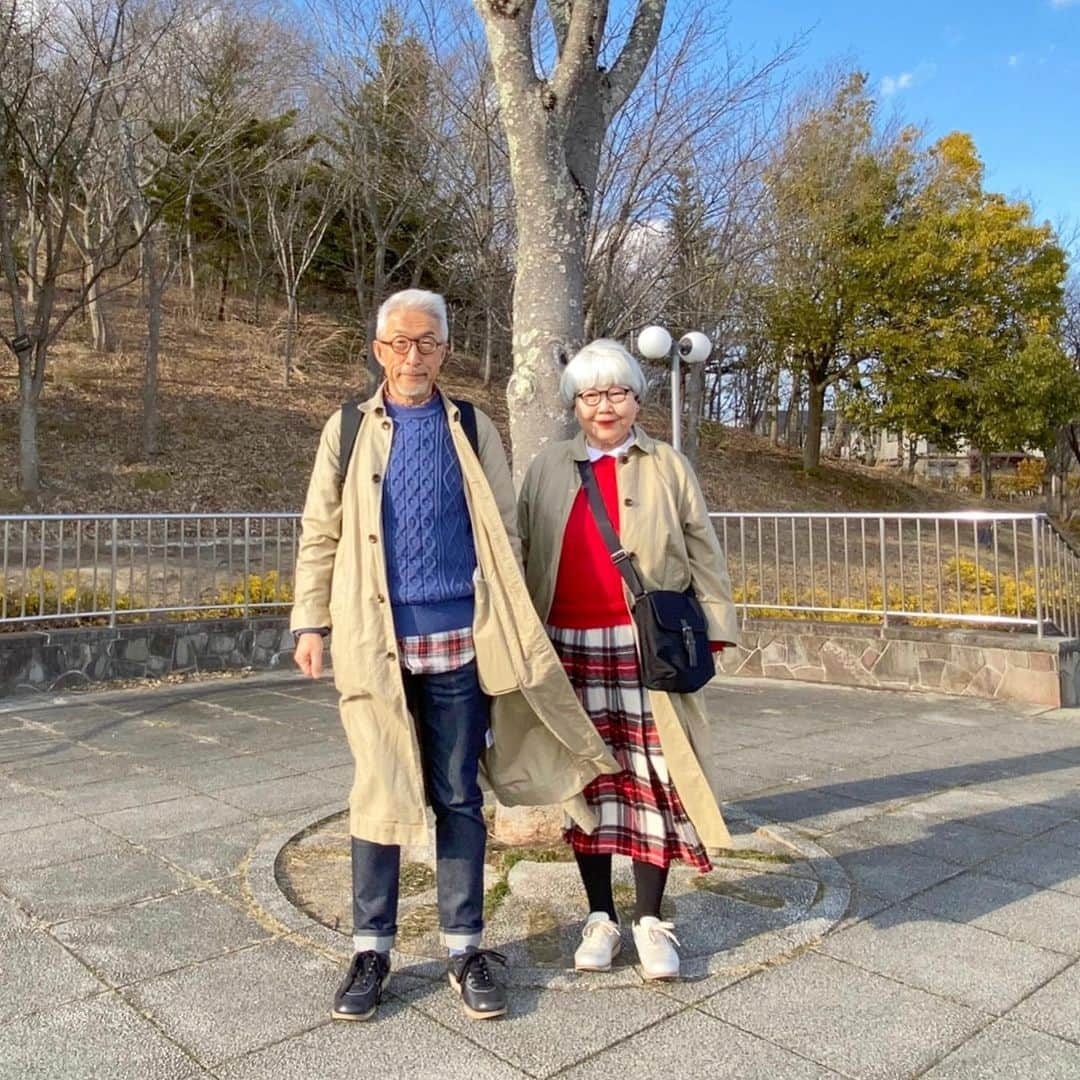 bon ponさんのインスタグラム写真 - (bon ponInstagram)「紫山公園と水の森公園へ散歩に出かけて来ました🚶‍♂️🚶‍♀️ お天気は良かったのですが、風が強くて寒かったので、早々に引きあげて仙台泉プレミアム・アウトレットへ。 結局何も買わずに、ぶらぶらとウインドーショッピングをしてきました。 ＊ 外は寒くても部屋の中はポカポカ☀️ 日中は暖房要らずです。 風ちゃんも日向ぼっこで気持ち良さそう😻 ＊ bon ・コート(Sunny Clouds) ・セーター(Sunny Clouds) ・シャツ(楽天) ・ジーンズ(UNIQLO) pon ・コート(Sunny Clouds) ・セーター(楽天) ・ブラウス(楽天) ・スカート(楽天) ・バッグ(agnès b. メルカリ) ＊ ＊ #紫山公園 #水の森公園 #夫婦 #60代 #ファッション #コーディネート #リンクコーデ #夫婦コーデ #グレイヘア #白髪 #共白髪 #couple #over60 #fashion #coordinate #instafashion #instagramjapan #greyhair #grayhair #bonpon #bonpon511」2月26日 22時47分 - bonpon511