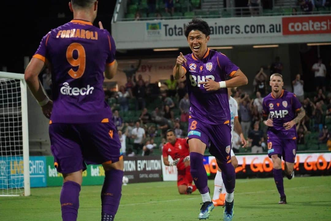 太田宏介のインスタグラム：「『vs Brisbane Roar』 3-1 ✌🏻✌🏻✌🏻 久々の試合楽しかったな〜！ #パース  #太田宏介」