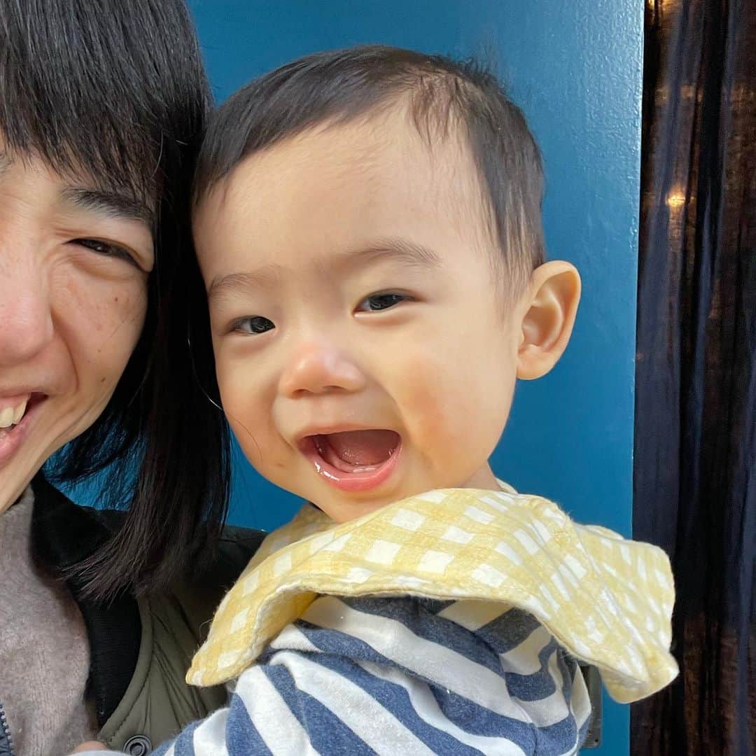 馬渕史香のインスタグラム：「2月があっという間に終わろうとしてる！  今月は他の月よりも日にちが少ないってのもあるけど、あしざわ家的には、旦那さんが大きな仕事をひとつ抱えながら、数日にわたる地方での仕事があったり、史香も撮影があったり、確定申告の書類まとめたり、、、 ただでさえ息子が産まれてからは毎日があっという間に過ぎていくのに、冬だから洗濯物は多いし、息子は家の中を冒険しまくってるし、つかまり立ち始めたから目が離せないしで、かなりバタバタしてました  知らない間にかなり体力使ってるみたいで、お風呂上がりの授乳はいつも睡魔と闘って撃沈してます  一旦、、、一応一旦落ち着いたかな  息子用の棚を買ったけどまだ組み立てれてないし、ビジーボード作ろうと思って材料買ったのに作れてないし、なんなら、ぶっちゃけ引っ越しの片付け終わってないし、、、 そして、旦那さんはありがたいことに3月以降のスケジュールもなんだかんだで埋まってきてるし、連載も引き続きあるし、、、 変わらずバタバタしそうな予感です笑笑  けど、毎日楽しく過ごしてます  ここ最近息子は新しい表情をするようになりました 目をつぶってクシャってする笑顔 これを私たち夫婦は追加コンテンツと呼んでます笑笑 もしくはDL（ダウンロード）コンテンツ笑笑  #赤ちゃんのいる生活 #令和2年生まれ #5月生まれ #男の子ベビー #令和ベビー #babyboy #2020baby #ゼクシィbabyママ隊 #ずぼら主婦」