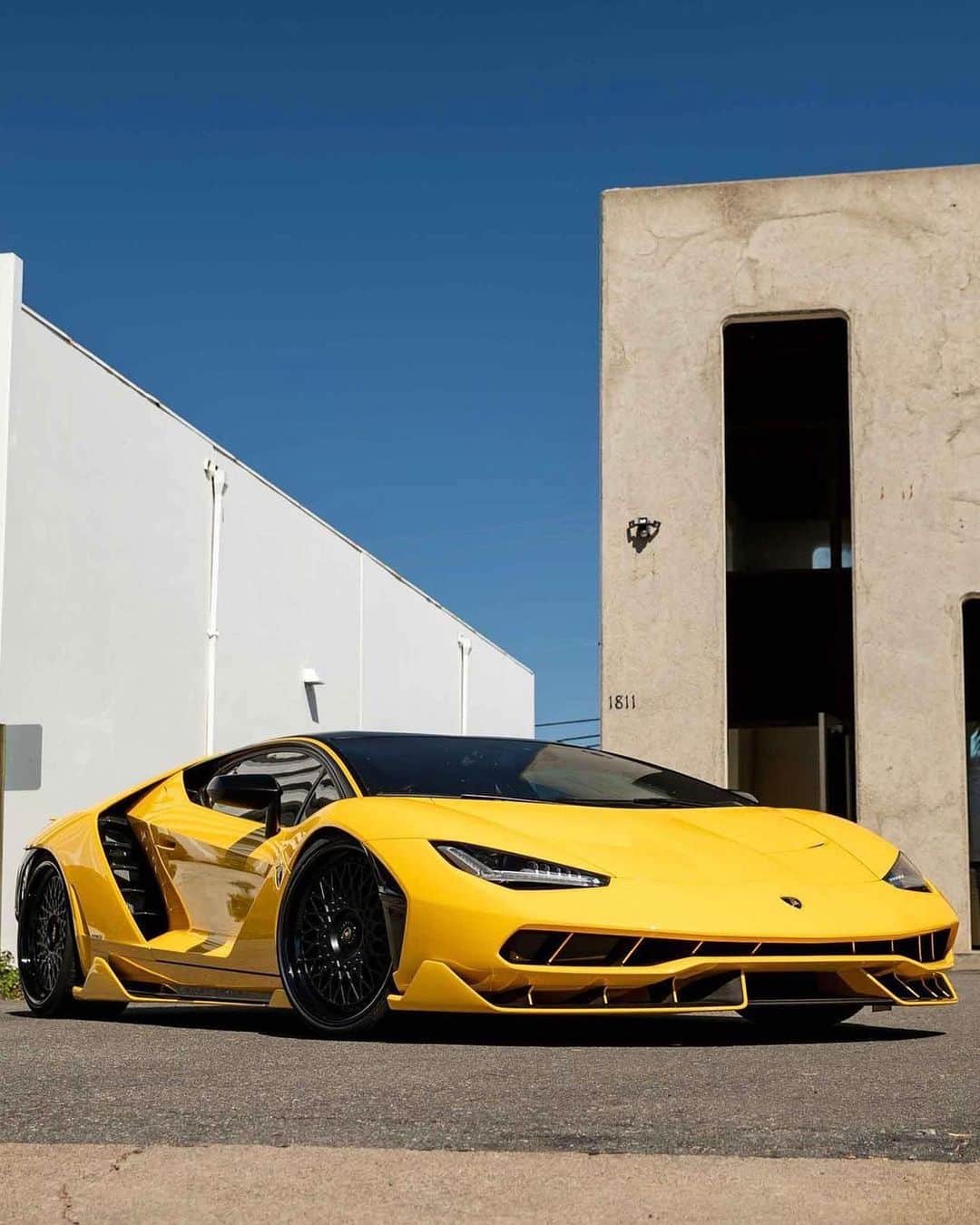 CARLiFESTYLEさんのインスタグラム写真 - (CARLiFESTYLEInstagram)「Check this Lamborghini Centenario out 👀 @boden_autohaus @hre_wheels @aka_boodee #carlifestyle」2月26日 22時50分 - carlifestyle