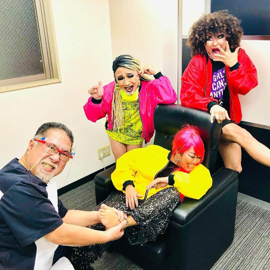 ルナのインスタグラム：「皆様も一度はTVなど見て疑った事があるであろう足ツボの絶叫シーン🚨. 今回は実際にD3で日本一激痛と噂の足つぼマッサージに初挑戦‼️. ヅラも吹っ飛びました🤣🤣🤣🤣. ＊動画を見る際にはボリュームは小さめがオススメでございます💦. こりゃ、どんなに強い奴でも耐えれねー....勿論、行ってみたい方などは、痛みなく施術できるのと、ちゃんとした診断も受けれますので、ご安心くださいませ🙌🏻. ちなみに、私は究極の冷え性で靴下を履いて寝るのは逆効果と知り改善中☝🏼. 撮影にご協力いただいた鈴木先生の台湾式足つぼ・フットケア専門店「Dr.Foot（ドクターフット）」はこちら♪ → @dr.foot_group_official . #足ツボ  #drfoot  #足つぼマッサージ  #ドラァグクイーン  #絶叫」