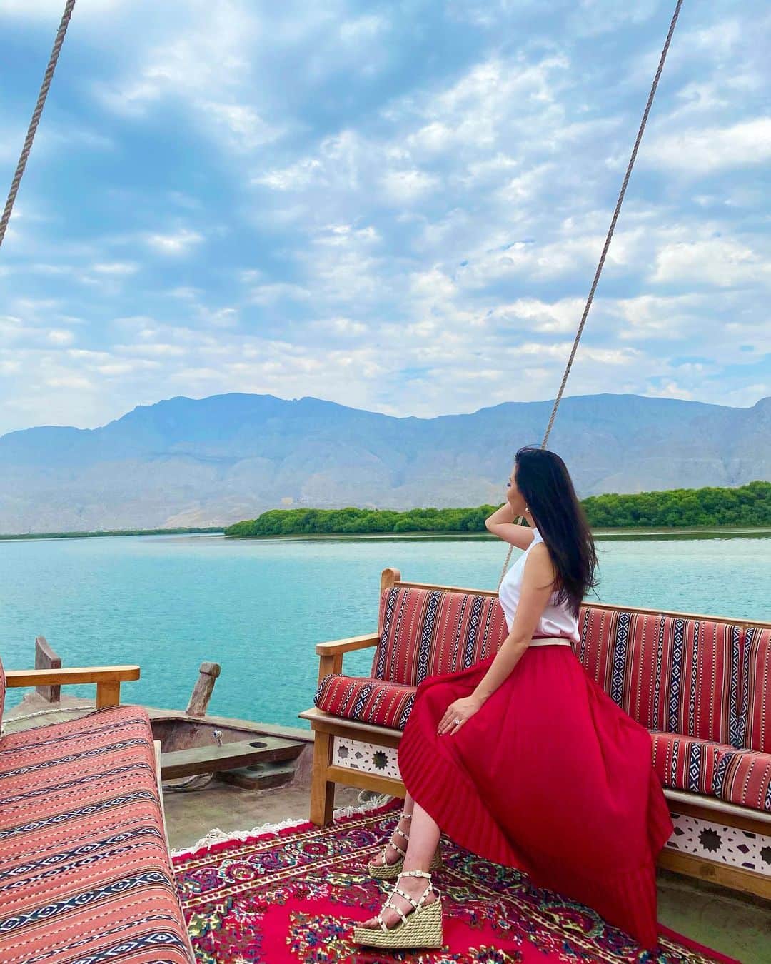 Rieのインスタグラム：「【Pearl farm in Ras Al Khaimah】  ドバイから車で1時間半ほどかかる  Rakの真珠の養殖場にご招待して頂きました🦪  昔ながらのアラブの小船に乗って  海上にある養殖場に到着  生きてる貝の中を開いて  真珠を出してくれました  こちらは観光スポットにもなってるそうですよ  色々と真珠や真珠の養殖についても学べる施設になっていました  世界で最初に真珠養殖を成功させたのは  日本のパール店ミキモトの創業者  御木本幸吉さんですが、  こちらの養殖場にもその事が パネルにて紹介されてました  日本の養殖真珠が登場し  第一次世界大戦や 大事に世界大戦の影響により  世界的に貴重価値が高かったUAEの真珠産業は衰退してしまった様です  真珠産業が壊滅し、一時は経済的にも大変だったそうですが  石油発掘により、鮮やかに経済復活を遂げたのはまるで奇跡のような出来事です  #rasalkhaimah  #pearl #pearlfarm #pearlculture  #真珠 #真珠養殖 #アブラ #ドバイ #ドバイ旅行 #ドバイ観光 #ドバイインスタ映え  #ドバイ生活  #ドバイグラム  #ドバイ在住 #海外暮らし #海外旅行 #海外旅行好きな人と繋がりたい  #タビジョ #middleeast  #dubai #dubaitrip #dubaigram  #dubailife #dubaiinstagram  #mydubai #visitdubai #instagrammable #photooftheday」