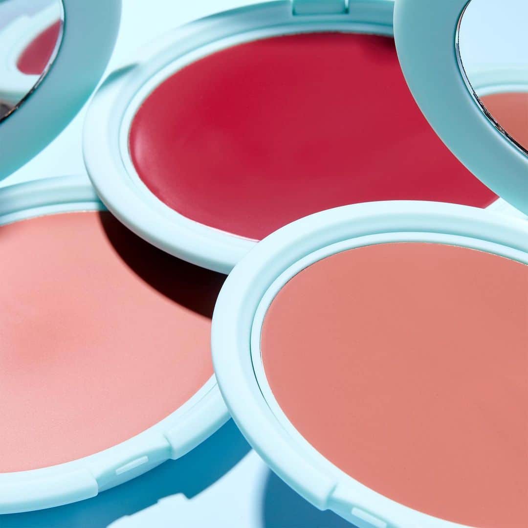 Tarte Cosmeticsさんのインスタグラム写真 - (Tarte CosmeticsInstagram)「You guys loved our breezy cream bronzer so much we had to bring you a blush💜! Meet our NEW breezy cream #vegan blush from the blush authority™👏 ✨ weightless, creamy blush for “just pinched” color ✨ helps minimize the look of pores & fine lines for a fresh-faced look ✨ applies like silk while smoothing & hydrating skin ✨powered by nourishing marine plants, coconut & sodium hyaluronate  ✨ silky, buildable texture blends seamlessly – no harsh lines ✨ apply with fingers or new breezy blusher brush ✨ available in 3 shades: berry bliss, peach sunset, pink sky Link in bio to shop now with FREE SHIPPING on all US orders! Swipe to see how amazing it looks on a few of our tarte HQ tartelettes 👉 #crueltyfree #tartesea #cleanbeauty #veganbeauty」2月26日 23時01分 - tartecosmetics