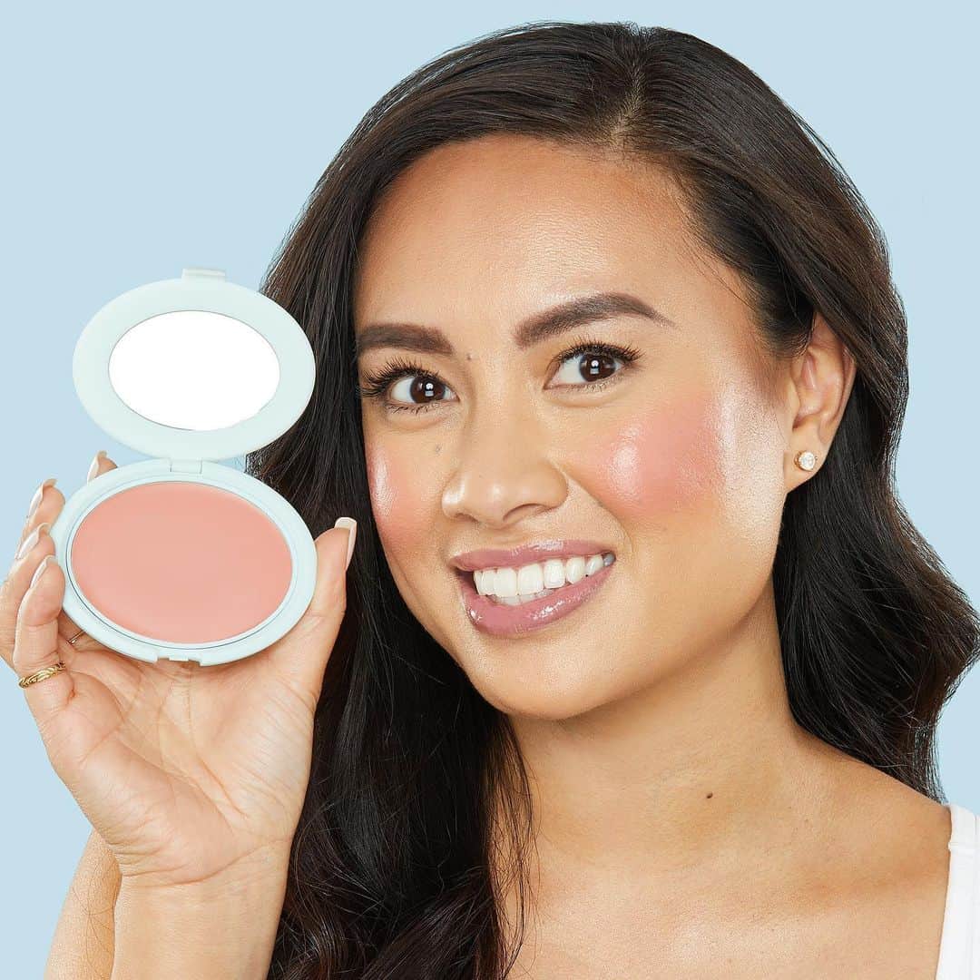 Tarte Cosmeticsさんのインスタグラム写真 - (Tarte CosmeticsInstagram)「You guys loved our breezy cream bronzer so much we had to bring you a blush💜! Meet our NEW breezy cream #vegan blush from the blush authority™👏 ✨ weightless, creamy blush for “just pinched” color ✨ helps minimize the look of pores & fine lines for a fresh-faced look ✨ applies like silk while smoothing & hydrating skin ✨powered by nourishing marine plants, coconut & sodium hyaluronate  ✨ silky, buildable texture blends seamlessly – no harsh lines ✨ apply with fingers or new breezy blusher brush ✨ available in 3 shades: berry bliss, peach sunset, pink sky Link in bio to shop now with FREE SHIPPING on all US orders! Swipe to see how amazing it looks on a few of our tarte HQ tartelettes 👉 #crueltyfree #tartesea #cleanbeauty #veganbeauty」2月26日 23時01分 - tartecosmetics