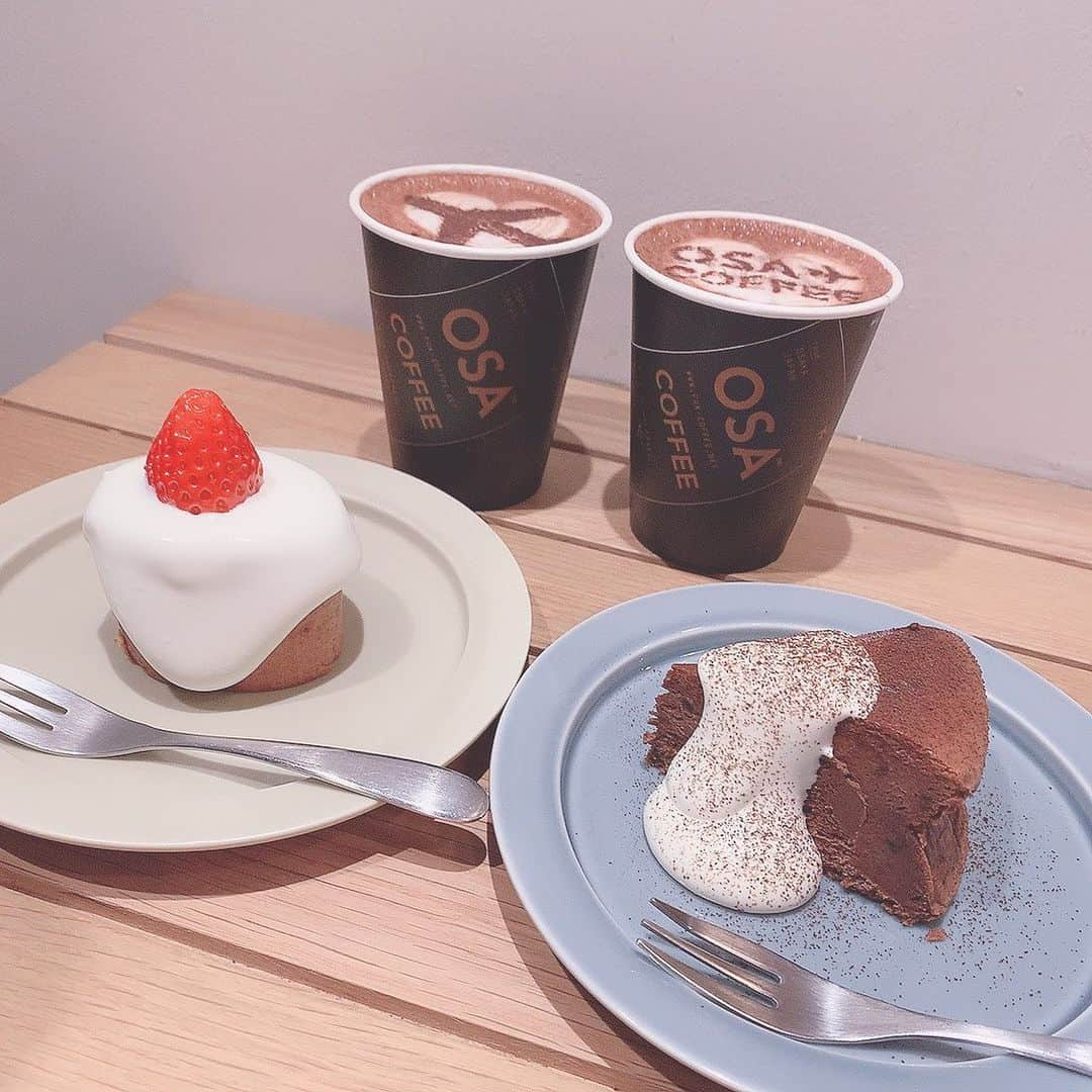 板野優花さんのインスタグラム写真 - (板野優花Instagram)「☕️大阪・中崎町 OSA COFFEE さん @osa_coffee  中崎町駅から徒歩3分🚶‍♀️✨ 大阪梅田駅から徒歩10分 ・ 空港・飛行機・旅行がテーマのカフェ☺️💕 空港が大好きな私にはたまらない✨ 空港で荷物につけられるタグが カップにも貼られててかわいい✈️💕 ・ 同じドリンクを頼んだんだけど ラテアートを別々で出してくれたのも嬉しい🥰 ・ 📎キャンドルケーキ 300 📎ガトーショコラ 300 📎スペシャリティモカ 600 ・ #osacoffee #大阪カフェ #大阪グルメ #梅田カフェ #梅田グルメ #中崎町カフェ #中崎町グルメ #関西カフェ巡り #北区カフェ #カフェ巡り好きな人と繋がりたい  #関西グルメ #おいしいもの好きな人と繋がりたい #カフェ活 #おすすめカフェ #カフェ女子 #飛行機好きな人と繋がりたい #空港コード #空港カフェ #ガトーショコラ #キャンドルケーキ #スペシャリティモカ #ゆーろの美味しいメモ」2月26日 22時55分 - yuka_itano