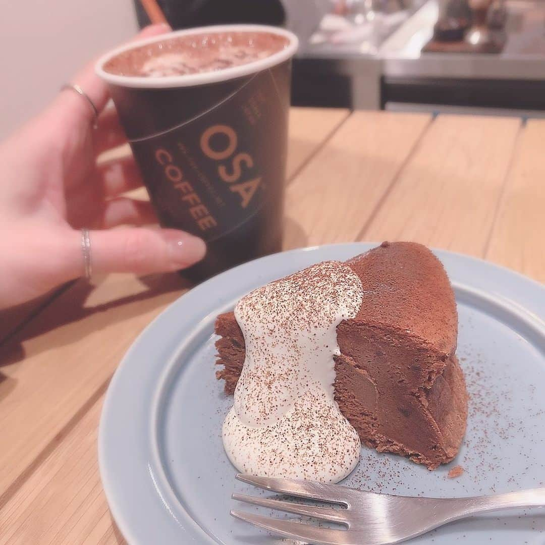 板野優花さんのインスタグラム写真 - (板野優花Instagram)「☕️大阪・中崎町 OSA COFFEE さん @osa_coffee  中崎町駅から徒歩3分🚶‍♀️✨ 大阪梅田駅から徒歩10分 ・ 空港・飛行機・旅行がテーマのカフェ☺️💕 空港が大好きな私にはたまらない✨ 空港で荷物につけられるタグが カップにも貼られててかわいい✈️💕 ・ 同じドリンクを頼んだんだけど ラテアートを別々で出してくれたのも嬉しい🥰 ・ 📎キャンドルケーキ 300 📎ガトーショコラ 300 📎スペシャリティモカ 600 ・ #osacoffee #大阪カフェ #大阪グルメ #梅田カフェ #梅田グルメ #中崎町カフェ #中崎町グルメ #関西カフェ巡り #北区カフェ #カフェ巡り好きな人と繋がりたい  #関西グルメ #おいしいもの好きな人と繋がりたい #カフェ活 #おすすめカフェ #カフェ女子 #飛行機好きな人と繋がりたい #空港コード #空港カフェ #ガトーショコラ #キャンドルケーキ #スペシャリティモカ #ゆーろの美味しいメモ」2月26日 22時55分 - yuka_itano