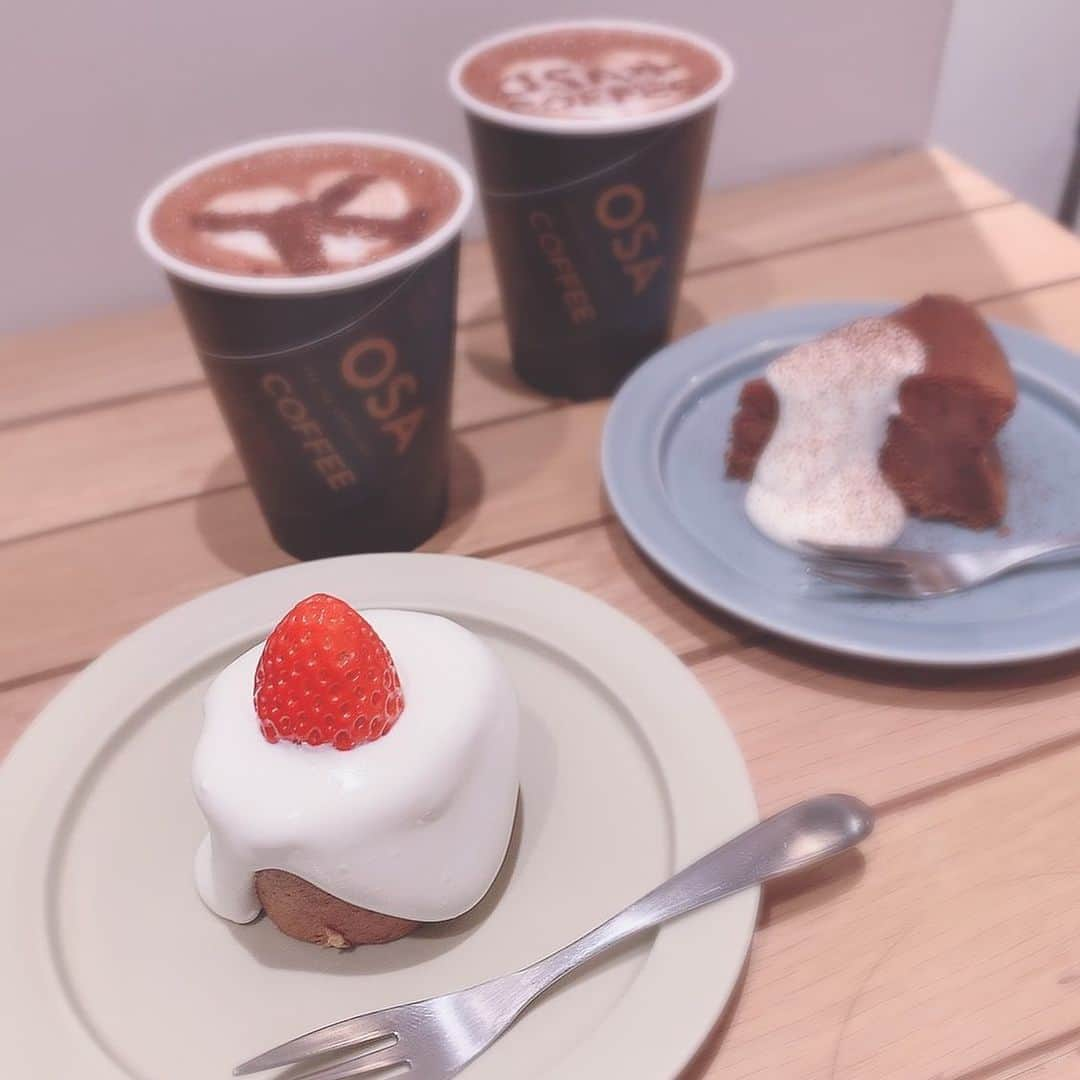 板野優花のインスタグラム：「☕️大阪・中崎町 OSA COFFEE さん @osa_coffee  中崎町駅から徒歩3分🚶‍♀️✨ 大阪梅田駅から徒歩10分 ・ 空港・飛行機・旅行がテーマのカフェ☺️💕 空港が大好きな私にはたまらない✨ 空港で荷物につけられるタグが カップにも貼られててかわいい✈️💕 ・ 同じドリンクを頼んだんだけど ラテアートを別々で出してくれたのも嬉しい🥰 ・ 📎キャンドルケーキ 300 📎ガトーショコラ 300 📎スペシャリティモカ 600 ・ #osacoffee #大阪カフェ #大阪グルメ #梅田カフェ #梅田グルメ #中崎町カフェ #中崎町グルメ #関西カフェ巡り #北区カフェ #カフェ巡り好きな人と繋がりたい  #関西グルメ #おいしいもの好きな人と繋がりたい #カフェ活 #おすすめカフェ #カフェ女子 #飛行機好きな人と繋がりたい #空港コード #空港カフェ #ガトーショコラ #キャンドルケーキ #スペシャリティモカ #ゆーろの美味しいメモ」