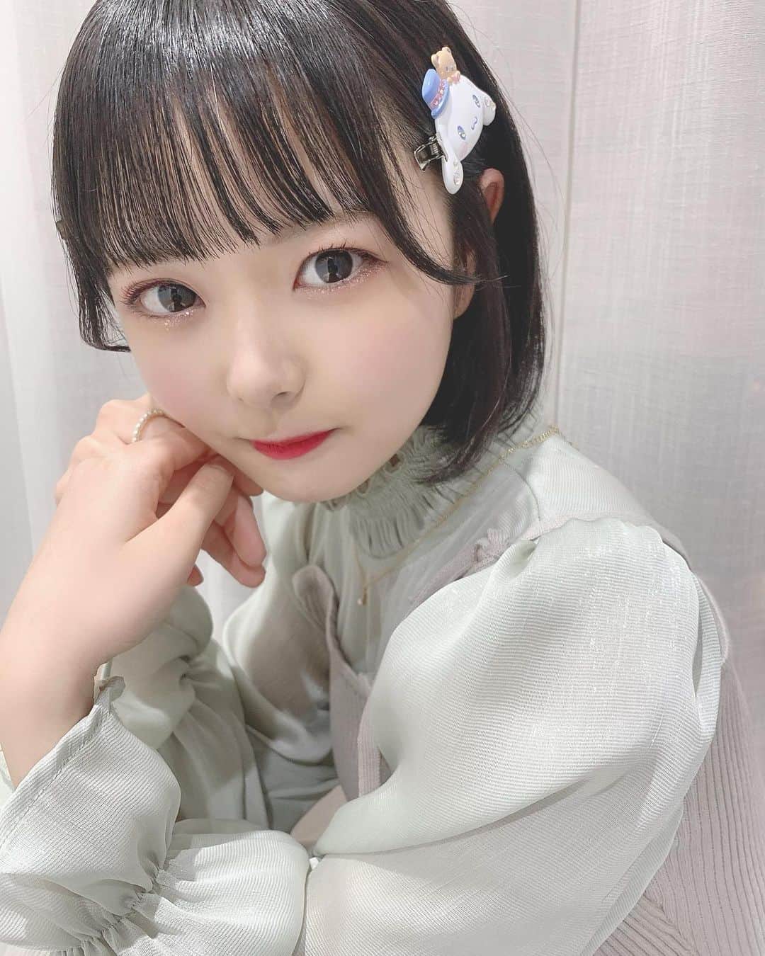 久保田沙矢香のインスタグラム：「.  ボブになったよ🥺ྀིྀི お気に入りの髪型です！  シナモンのピンを付けてお写真を撮っていただきました！🤍どうですか⁇  お洋服は @tittyandco_com さんの ドッキングワンピース👗袖がラメ入りのシフォン素材できらきらしてて可愛いです◡̈  夏服の展示会もこの間行かせていただいたので 届くのが楽しみ…👒  #cachecache #表参道 #haircut #haircolor #暗髪 #暗髪カラー #グレージュ #透明感グレージュ #ボブ #ショートボブ #ボブアレンジ #春カラー #titiyandco #ミントグリーン #ドッキングワンピース #ラメ #シフォン #春服 #春コーデ #春コーディネート #ラストアイドル」
