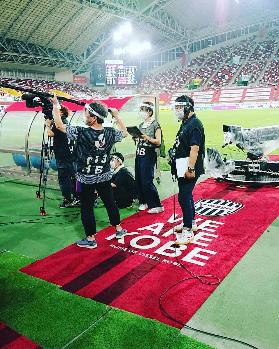 のインスタグラム：「今年のJリーグのオープニングマッチ、 川崎vs横浜Fマリノス戦を見て、 なんかこう、、、 やっぱりサッカーおもしろい！ っていうワクワクが込み上げてきた。 この気持ち、大事にしたいです。  いよいよ開幕しましたJリーグ！ わたしは明日ノエスタで行われる 神戸vsガンバ大阪戦のインタビュアーを 担当させて頂きます🎤  開幕戦…ドキドキ&緊張もひとしお。 コロナ禍でまだまだこれまでと同じようには いかないところもあるけど、 画面を通して少しでも現地の"熱"を 伝えられるように頑張ります◎  写真は去年の夏、再開後の試合かな？ コロナ禍スタイル😷  明日は17時キックオフ。 解説は #加地亮 さん、実況は #寺西裕一 さん。 DAZNでぜひご覧ください📺️  #Jリーグ #jleague #j1 #Jリーグ開幕 #ヴィッセル神戸 #ガンバ大阪 #神戸vsG大阪 #開幕戦 #ノエスタ #ノエビアスタジアム神戸 #神戸 #DAZN #中継 #インタビュー #インタビュアー #フリーアナウンサー」