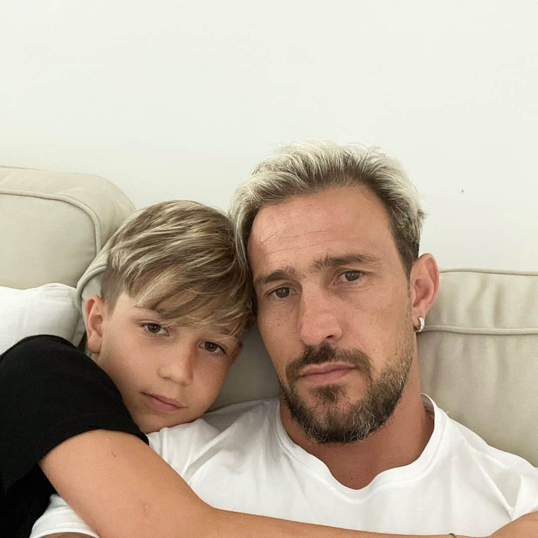アントニオ・フローロ・フローレスのインスタグラム：「Sei stato tenerezza, fragilità, gioia, felicità , pace… adesso so cosa sei, sei amore puro e senza di te non potrei vivere, tu figlio mio sei la mia vita. Se guardo tutto ciò che ho fatto nella mia vita, tu sei la parte migliore Sei  un figlio straordinario e stai diventato un uomo meraviglioso. +10 vita mia tantissimi auguri @armandoflorofloresjr_」