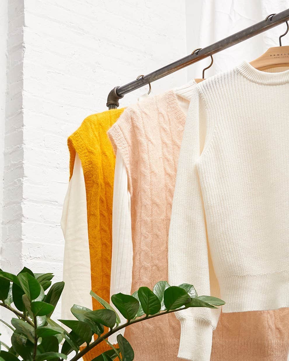 デミリーさんのインスタグラム写真 - (デミリーInstagram)「FLASH SALE ⚡️ Shop transitional styles from $70-$115 ! No coupon code necessary. No price adjustments for purchases before or after this flash sale period. Final sale - no returns or exchanges are accepted for final sale items. While supplies last! ENDS MON 3.1 4PM EST. #linkinbio #flashsale #transitionalstyle #cashmere #vest #turtleneck #slimfit #mockneck #crewneck #sweater #cotton #knitwear」2月26日 23時00分 - demyleeny
