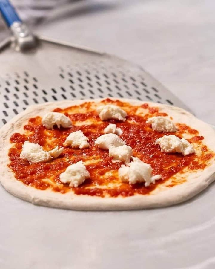 Eataly Brasilのインスタグラム：「Tudo para fazer a sua pizza com até 50% OFF! Neste fim de semana apresentamos o Pizza Weekend. De 26/02 a 28/02 aproveite descontos imperdíveis em produtos selecionados, ideais para preparar a sua própria pizza no melhor estilo Eatalyano. Ti aspettiamo.  *promoção válida de 26/02/2021 a 28/02/2021 em produtos selecionados do nosso mercado. Sujeito a disponibilidade de estoque. Não se aplica para delivery*  #eataly #eatalybrasil #eatalysp #pizza #pizzalovers #pizzaweekend #rossopomodoro」