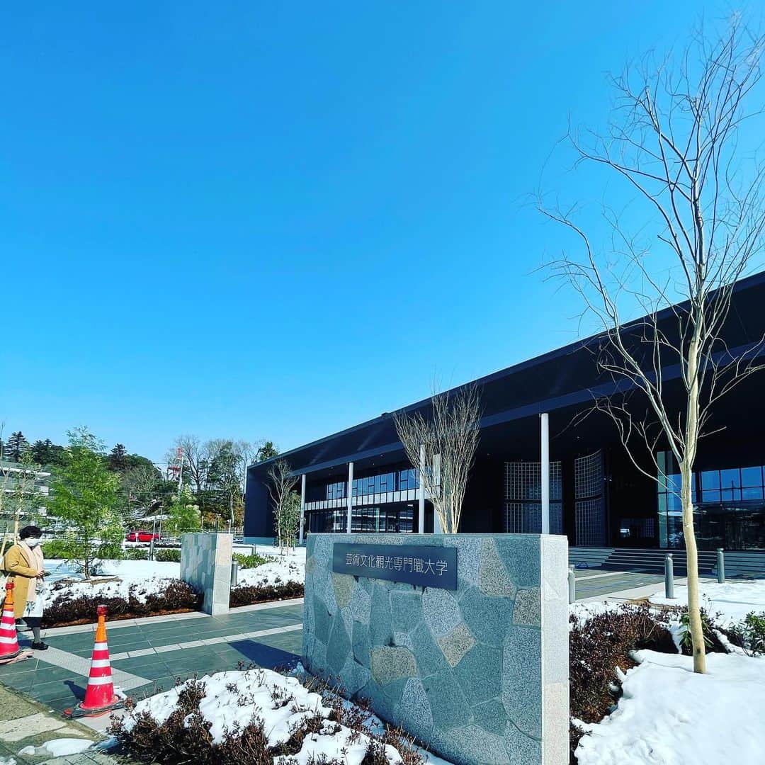 ひうらさとるのインスタグラム：「豊岡市に今年4月！から出来る県立芸術文化観光専門職大学を見に行きました。 ものすごくスタイリッシュで素晴らしい施設でここに未来ある学生さんたちが来るのかーと思うと胸熱ですねー  #豊岡市 #芸術文化観光専門職大学」