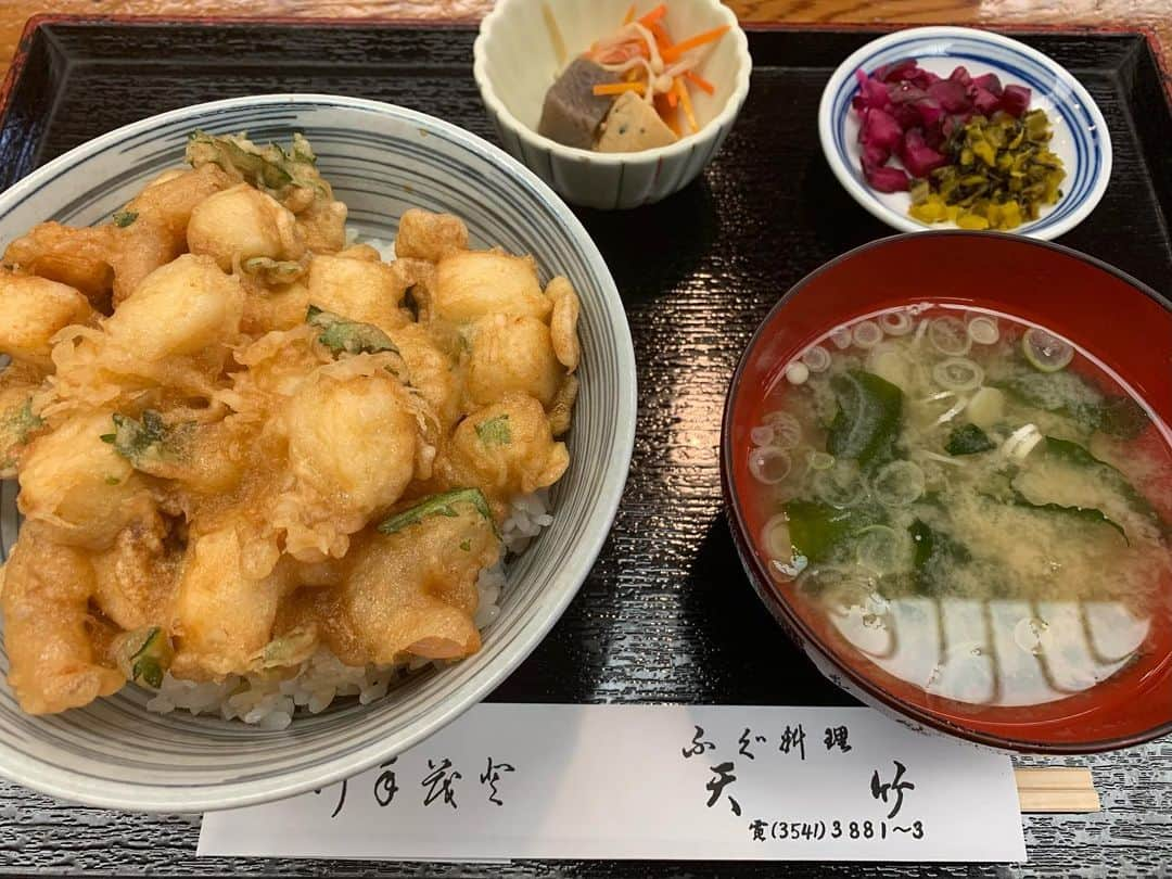 池辺愛さんのインスタグラム写真 - (池辺愛Instagram)「10年前くらいからときどきご飯を食べに行っていた「つきじ　天竹」さん。 モエヤン時代、相方のお母さんが上京したときに一緒に行ったり、私の従姉妹がやっぱり上京したときに食べに行ったりしてたんですが、ついにお話させて頂きました🥰 「がんばってね。」と優しい声をかけて下さいました。ありがとうございます！  かき揚げ丼、今日も美味しかったです😋  #天竹　#築地　#つきじ天竹　#中央区　#築地グルメ　#かき揚げ丼」2月26日 23時02分 - aiikebe