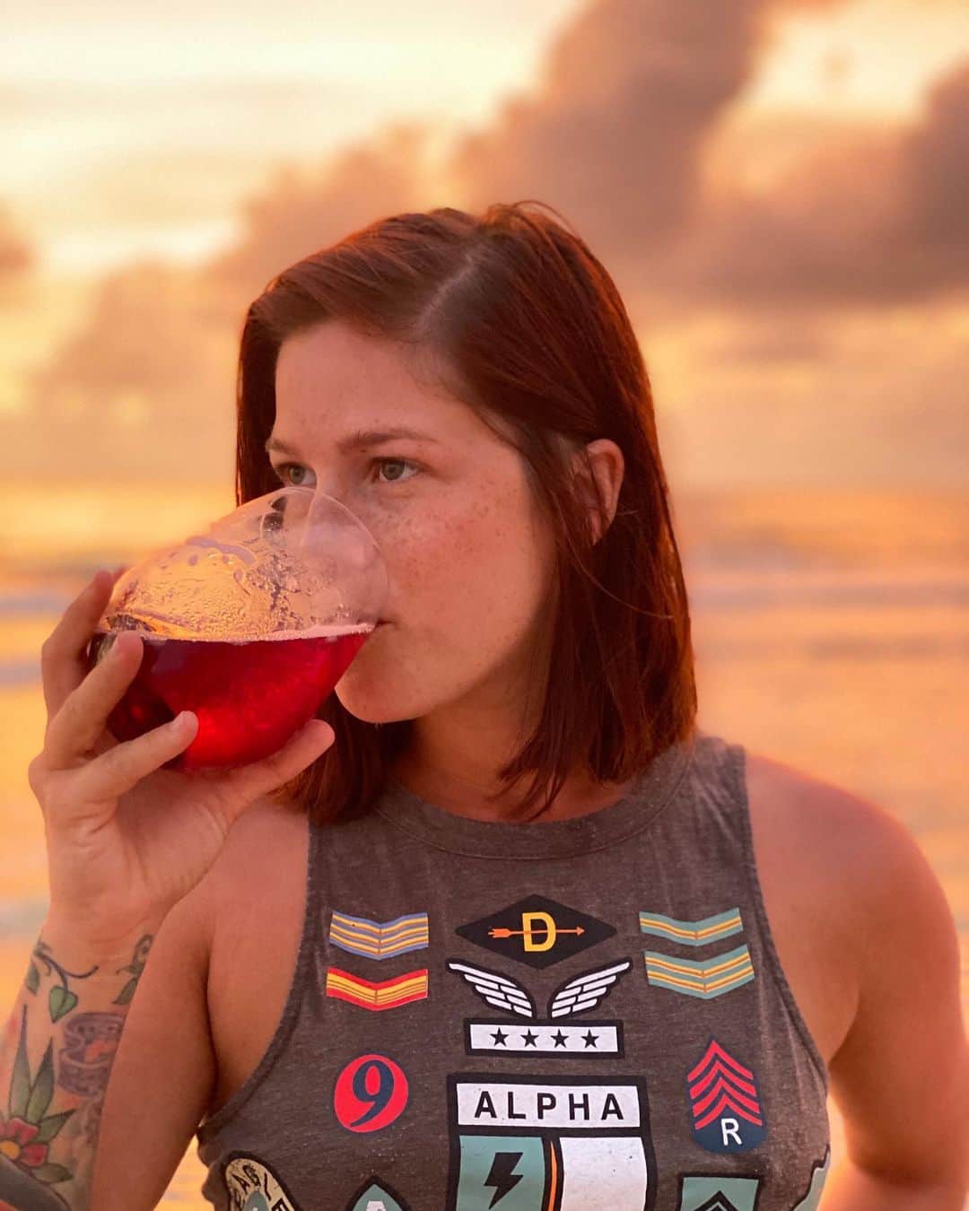キャサディー・ポープのインスタグラム：「Happy Friday, friends. Drink of choice to ring in the weekend? This was red wine and tonic... sounds weird but was incredibly refreshing in the summer 😎」