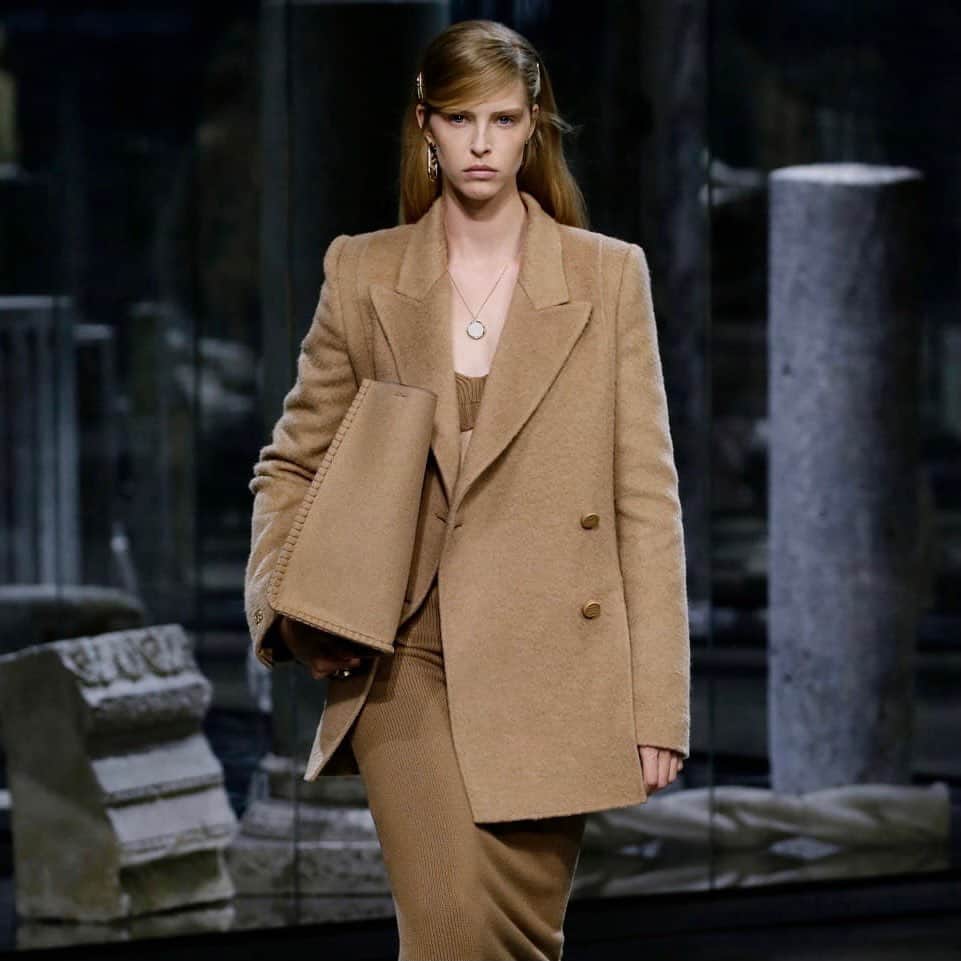 アビー・チャンピオンのインスタグラム：「Loved be a part of the @fendi show 🖤 thank you @mrkimjones @alessiapellarini @themelanieward @shelleydurkancasting」
