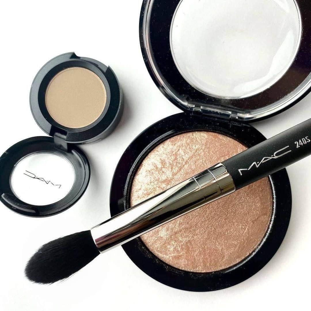 のインスタグラム：「Um brilho que não resistimos!  O queridinho iluminador Mineralize Skinfinish Soft & Gentle tem acabamento radiante, enriquecido com minerais e vitamina E, que trazem suavidade e luminosidade ao rosto. ✨  Quem aí também ama?  Compre o seu em maccosmetics.com.br ou em nossas lojas.  #Regram @maccosmeticsindia #glow #brilho #verão2021 #iluminador #makeup」