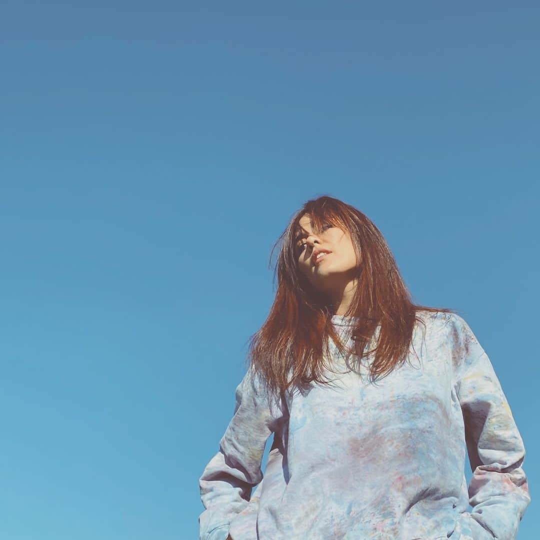 プリシラ・アーンのインスタグラム：「When I was a teenager, I used to sing "Closing Time", by Semisonic at the top of my lungs in the shower, and daydream about who was going to take me to the school dance.  For real. ⁠ ⁠ I never would have dared to imagine that @danwilsonmusic, the singer and writer of that very song, would one day be sitting in my living room 10 years later, co-writing a song with me, and also being one of the most open, kindest, and inspiring people I've ever written with to boot! ⁠ ⁠ The song we wrote is called "Waiting", and it's also the title track of my soon-to-be-released EP!  It's officially up on all the streaming things.  If you haven't heard it yet, click the link in my bio. ⁠ ⁠ We wrote this back in 2010 and it's gone through a few changes over the years and finally found its sweet spot with producer (and bestie) @wendywangmusic.  I know some of you have been interested in my writing/recording process, so I'm going to do a short IG Live tomorrow (Sat) at 6pm PST with Wendy where we'll chat about the song and then I'll perform an acoustic version of it at the end! ⁠ .⁠ .⁠ Photo, Hair, Makeup by @carmeytron⁠」