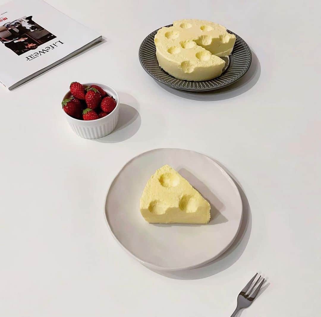 Locariのインスタグラム：「今週末はおうちでスイーツを作ってみんなで楽しみませんか？✨ ・ 今すぐ真似したくなる @chanimomo さんのチーズ🧀に見えるレアチーズケーキが可愛いんです💛 ・ ・ レアチーズケーキをくり抜けば完成✨🍽 子どもも大喜びの満足スイーツをお試しあれ！ ・ ・ ・  #カフェ好き #カフェスタグラム #cafestagram #homemade #お家カフェ #수제케이크 #홈카페 #홈카페놀이 #おうちごはん #おうち時間 #韓国カフェ #韓国スイーツ #韓国カフェ風 #locari #チーズケーキ #cheesecake #レアチーズケーキ」