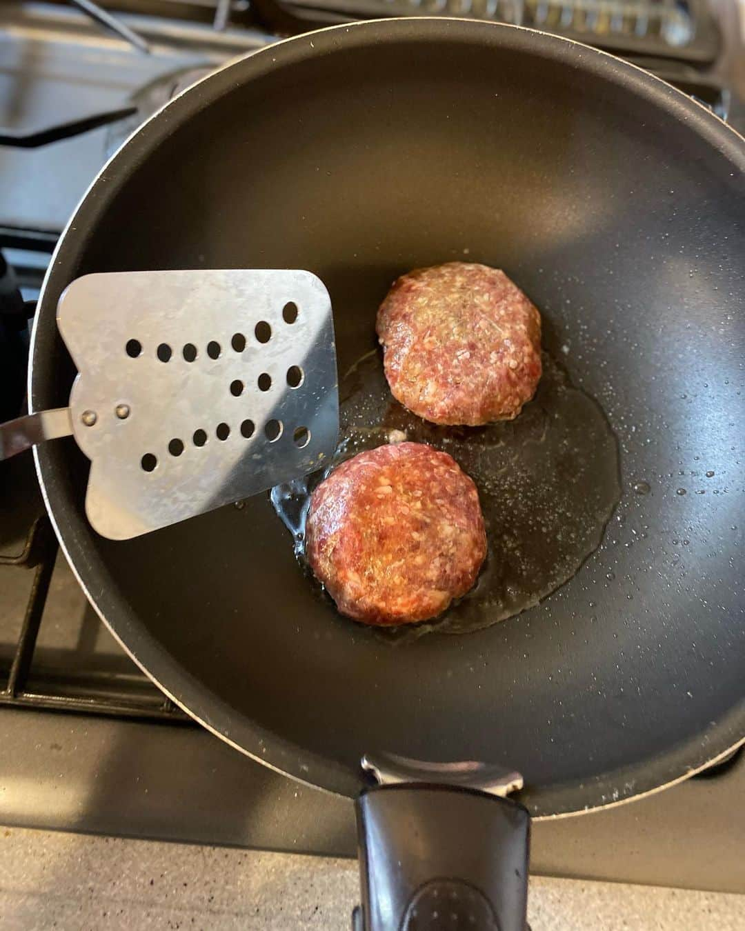 にゃんさんゴルフさんのインスタグラム写真 - (にゃんさんゴルフInstagram)「. 今日の夜ご飯🐗 『猪ハンバーグ』 4月に発売✨ お先にお披露目キャンペーンとして いただきました！！💕🎁  冷凍庫にいれていたので まずはお水に浸けて解凍☝️  そして中火で色がつくまで焼いて 蓋をして弱火にしてできあがり🔥  臭みとかはなくて 食べやすくて美味しかったよー😋  高級ジビエの猪肉100％使用していて グルテンフリー🙆‍♀️ 食べ切りサイズなので大きさがちょうどいい❤️  #おかやまジビエみなみ#新製品#発売前 #猪ハンバーグの新登場#マデラソース#ジビエ#高級ジビエ #フレンチシェフ監修#猪#イノシシ#岡山#岡山県#ディナー#夜ご飯#インフルエンサー#グルテンフリー#小麦ゼロ#カプレーゼ#サラダ#自炊#おうちごはん#お家ご飯  #べランピングで猪ハンバーガー#ハンバーグ#おかやま #ドライフルーツナッツアカデミー監修#dinner#pr」2月26日 23時06分 - miiiii0228