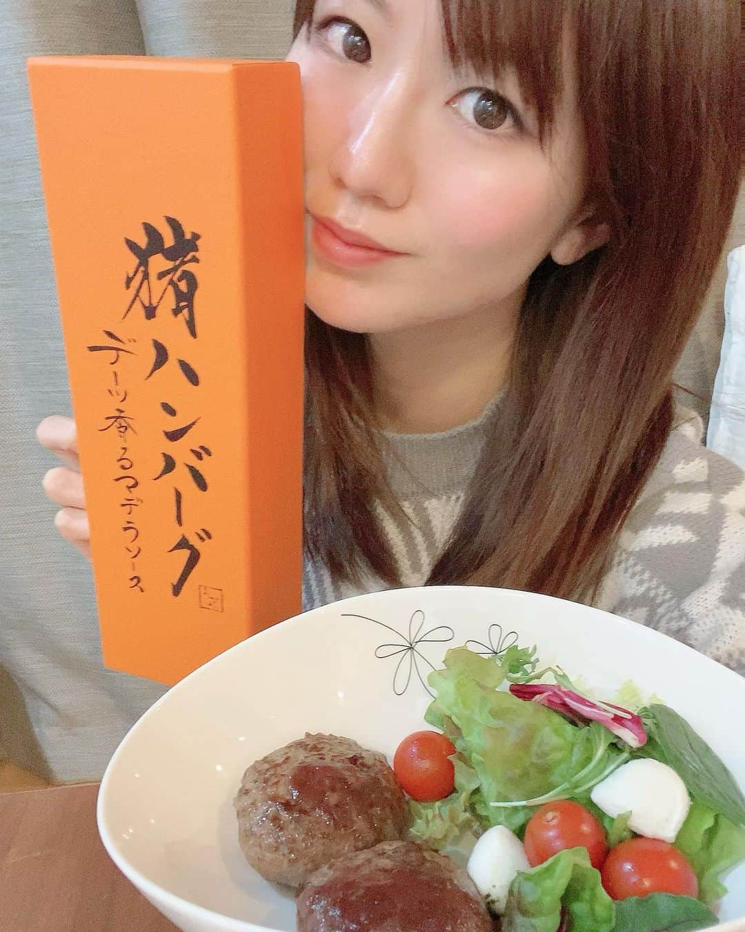 にゃんさんゴルフさんのインスタグラム写真 - (にゃんさんゴルフInstagram)「. 今日の夜ご飯🐗 『猪ハンバーグ』 4月に発売✨ お先にお披露目キャンペーンとして いただきました！！💕🎁  冷凍庫にいれていたので まずはお水に浸けて解凍☝️  そして中火で色がつくまで焼いて 蓋をして弱火にしてできあがり🔥  臭みとかはなくて 食べやすくて美味しかったよー😋  高級ジビエの猪肉100％使用していて グルテンフリー🙆‍♀️ 食べ切りサイズなので大きさがちょうどいい❤️  #おかやまジビエみなみ#新製品#発売前 #猪ハンバーグの新登場#マデラソース#ジビエ#高級ジビエ #フレンチシェフ監修#猪#イノシシ#岡山#岡山県#ディナー#夜ご飯#インフルエンサー#グルテンフリー#小麦ゼロ#カプレーゼ#サラダ#自炊#おうちごはん#お家ご飯  #べランピングで猪ハンバーガー#ハンバーグ#おかやま #ドライフルーツナッツアカデミー監修#dinner#pr」2月26日 23時06分 - miiiii0228