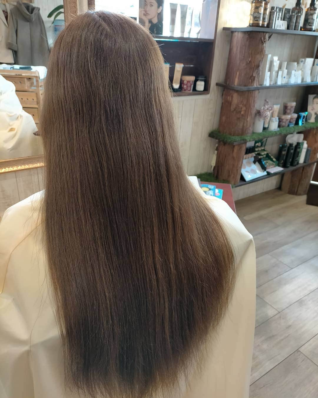 おぎたともこのインスタグラム：「ヘアドネーションした ( °∀° )/   髪をゴムでまとめてざっくり切って整えてもらった♪  31センチくらい😊  2-3年かかってやっと🗿  #このみ #おぎたともこ #ヘアドネーション #広島美容院 #bluebluehairdesign」