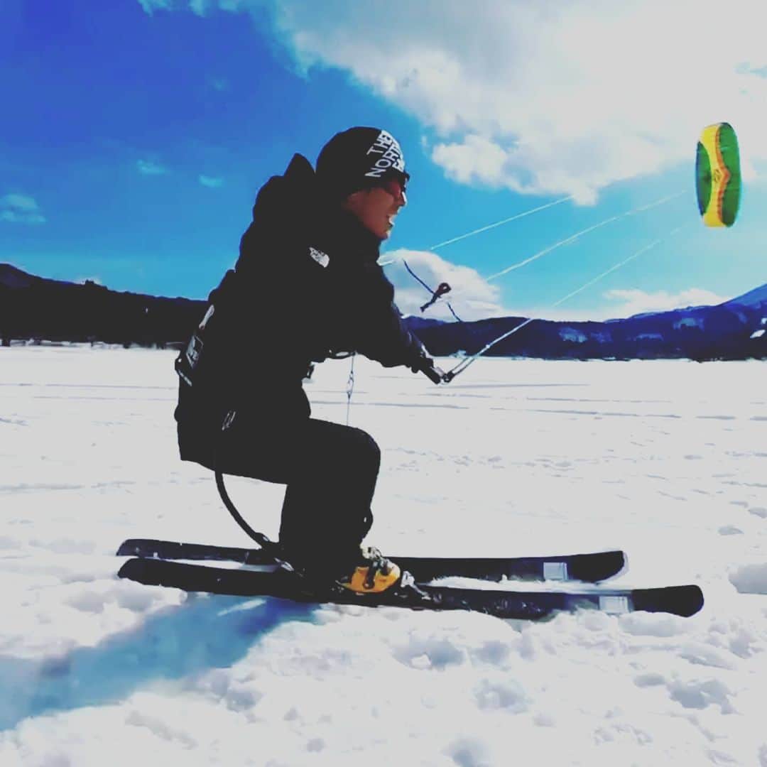 江本悠滋さんのインスタグラム写真 - (江本悠滋Instagram)「風がつよくてリフト動かないって？！ じゃあまた風に遊んで貰えばいいさ😉✨  #paraglider #paragliding #paraglidingworld #hikeandfly #fly #adventure #flying #travel #mountain #snow #ski #skiing #alpine #running #trailrunning #thenorthface #k2skis #sweetprotection #hakubavalley #hakuba #backcountry #japow #parapente #ズットン #パラグライダー #登山 #山岳ガイド  #スノーカイト」2月26日 23時19分 - emoto_yuji