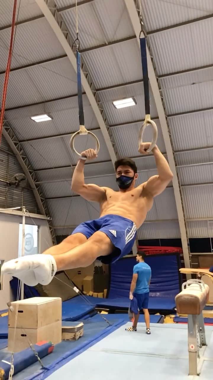 アルトゥール・オヤカワ・マリアノのインスタグラム：「Artú Zanettiiii???? Não não, é o Nory mesmo 😅😅😅 Treino de argolas só pra fazer uma forcinha 🥲  O challenge pros crossfiteiros lançado 👀 ••• #EsporteClubePinheiros #ComitêOlimpicoBrasileiro #COB #Caixa #Cbg #BolsaPodio  #ForçasNoEsporte #Cda #Petrobras #TimePetrobras #Aminovital #TimeAjinomoto」