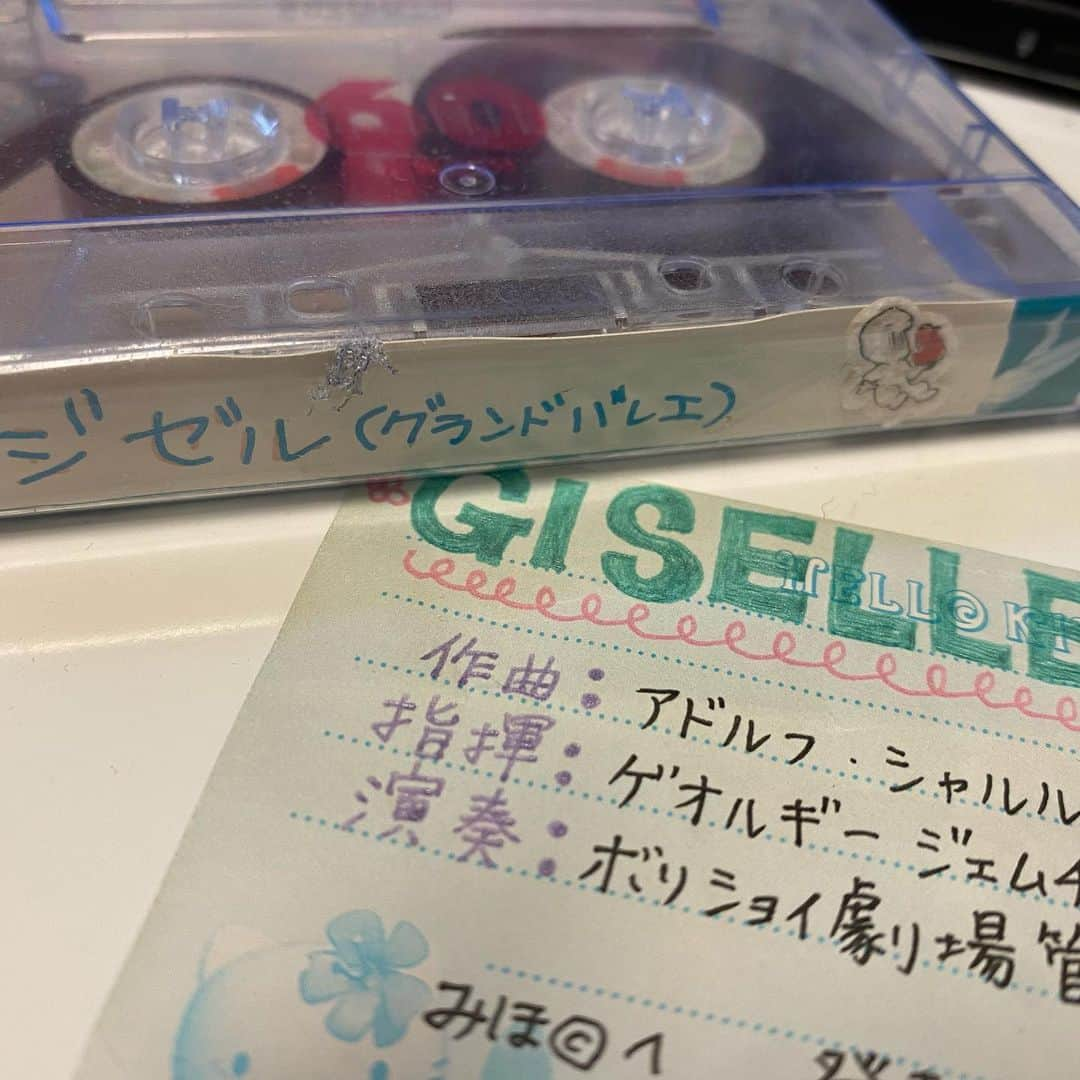 乃下未帆さんのインスタグラム写真 - (乃下未帆Instagram)「ママhappy birthday!! 東京バレエ団のジゼルのチケットをプレゼントしました🎁 (私が見たかっただけとの説も)  大好きな大好きなジゼル… オーバーチュアから高揚感がとまらなかった。 一幕のラストは息を止めてしまうし、ポアントの音にドキドキしたし、 ウィリーのコールドは体が覚えていた！ 日曜日の朝のスタジオの空気や、松脂を擦った時の音、色々蘇って胸が熱くなりました。  お衣装も綺麗だったー！  あの頃、大好きなミオお姉ちゃんに作ってもらったジゼル全幕のカセットテープは、ずっとずっと宝物なんだ🥰  最高の時間だったー！  #東京バレエ団 #TTB #NBS #ジゼル #giselle #thetokyoballet」2月26日 23時12分 - noshita34