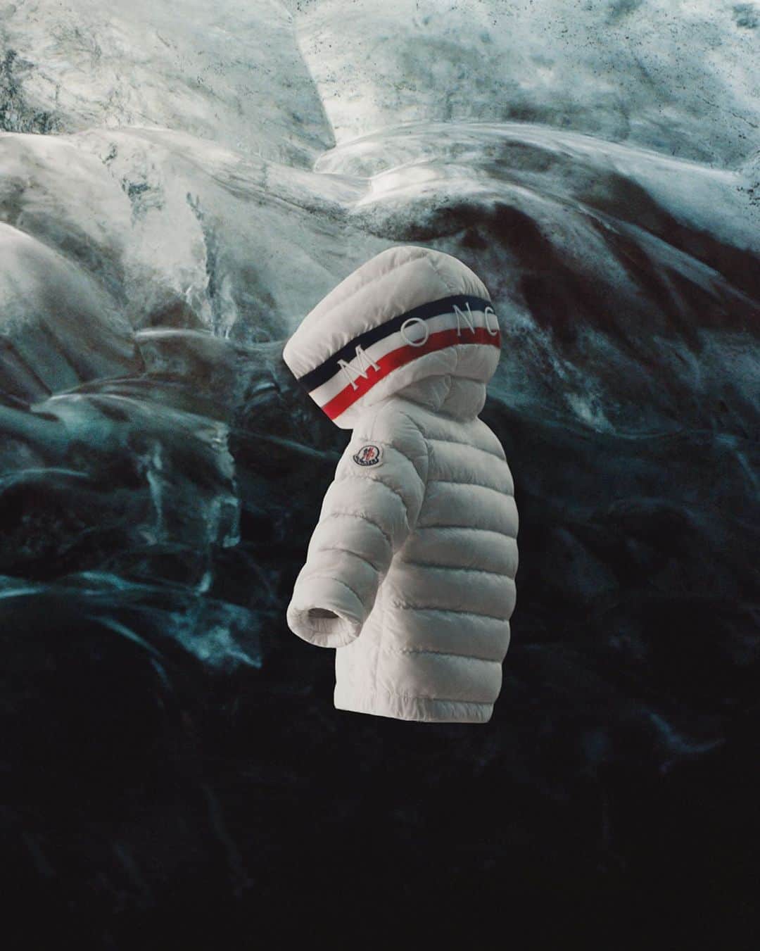 モンクレールのインスタグラム：「Winter’s tale.   An Icelandic glacier provides a mystical backdrop for @TheoDeGueltzl’s ephemeral fairy tale.   #MonclerVoices #MonclerEnfant  Photography @TheoDeGueltzl」