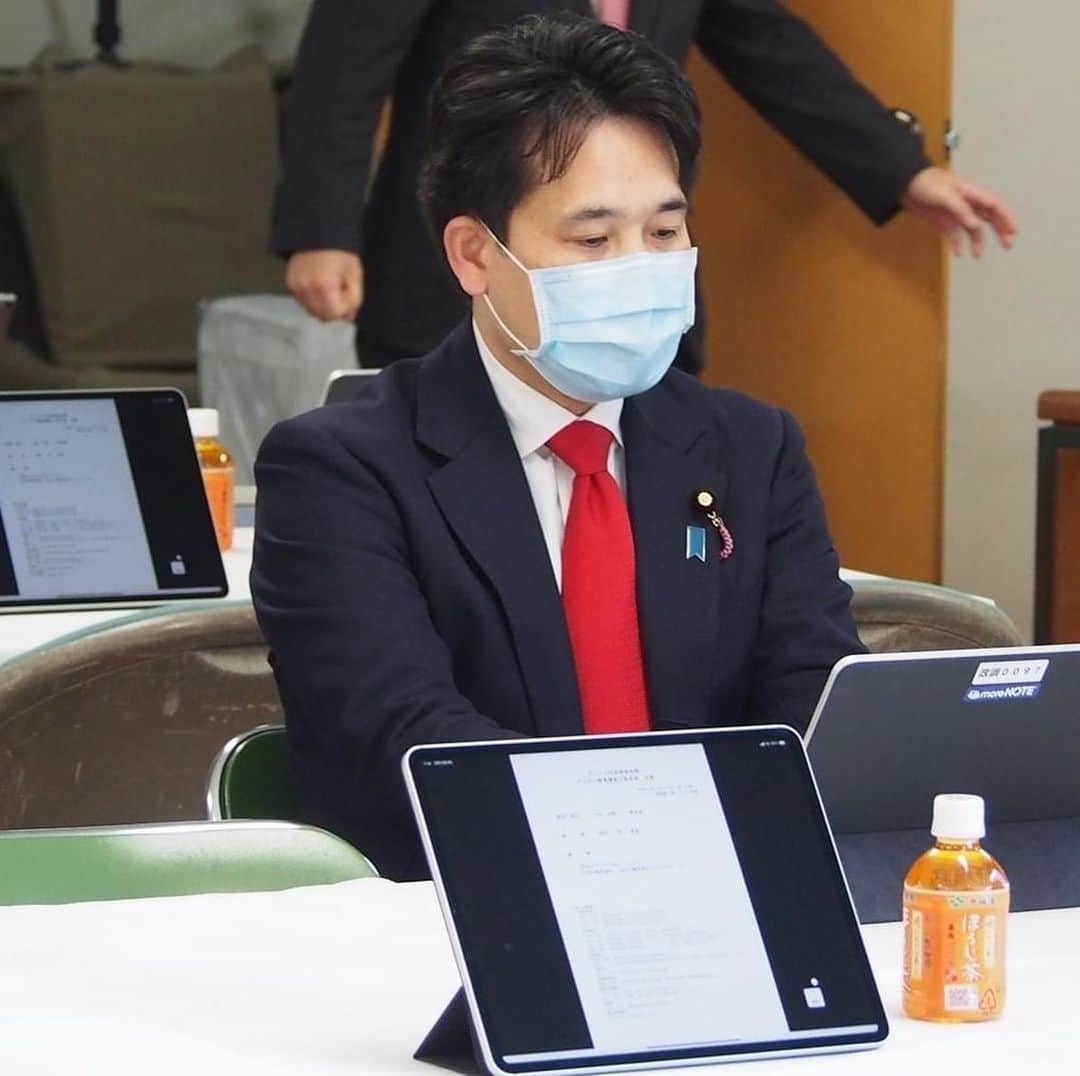 滝波宏文さんのインスタグラム写真 - (滝波宏文Instagram)「2月25日（木） 普段の議員の様子です。 党本部の部会に出席したり、オンラインで官庁等からレクを受けたりして、今日も分刻みです。」2月26日 23時16分 - hirofumitakinami