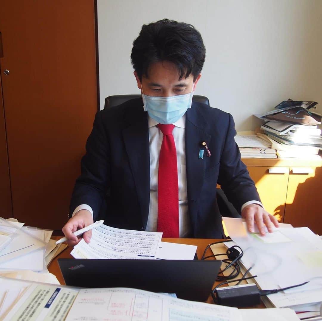 滝波宏文さんのインスタグラム写真 - (滝波宏文Instagram)「2月25日（木） 普段の議員の様子です。 党本部の部会に出席したり、オンラインで官庁等からレクを受けたりして、今日も分刻みです。」2月26日 23時16分 - hirofumitakinami