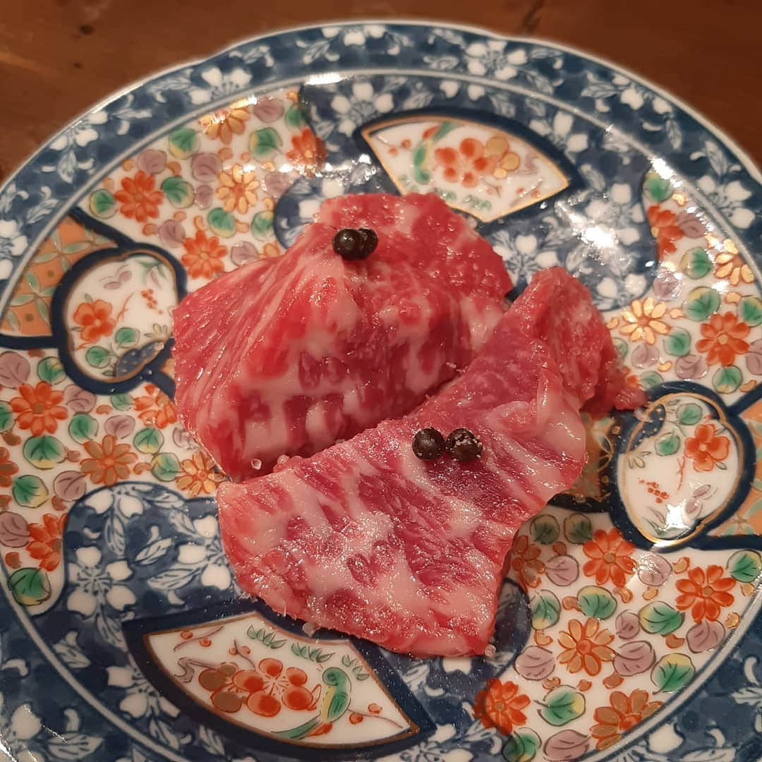 藤原宏美（ひろみん）さんのインスタグラム写真 - (藤原宏美（ひろみん）Instagram)「【飲める肉～！人気沸騰中の予約困難な焼肉店】  「8月まで予約で満席らしい」 と噂に聞いていた、ぽめさん❤️  奇跡的に、すんなり取れちゃいましたー😆 (タイミングがラッキーすぎた😍)  コースは、おまかせ1本！！  ストップと言うまで提供される 串カツ的なシステム。  笑うのは、おまかせという割に、 結構リクエスト聞いて下さる親切なところ😊  「少しずつ沢山の種類を食べたい！」 「ホルモン抜きの赤身中心で」 「これ、おかわりー」 と言う私のリクエストにも 全て快く応えてくれましたよ🎵  もうね、どれもこれも 自家製キムチまで美味しすぎた😭  お肉は飲み物でしたっけ！？🤣🤣🤣  @pome_keirakuyakiniku  #京洛焼肉ぽめ #ぽめ #焼肉 #新店 #newopen #大阪グルメ #心斎橋グルメ #大阪焼肉 #心斎橋焼肉 #近江牛 #岡崎名人 #トンビ #トウガラシ #ヒウチ #サガリ #マルカワ #カメノコ #神谷ブランド #深紅のハラミ #ヒウチ #生胡椒 #タンは必食 #予約困難店 #人気店 #希少部位 #029 #肉好き女子 #お客様が美女揃い」2月26日 23時18分 - hiromint7