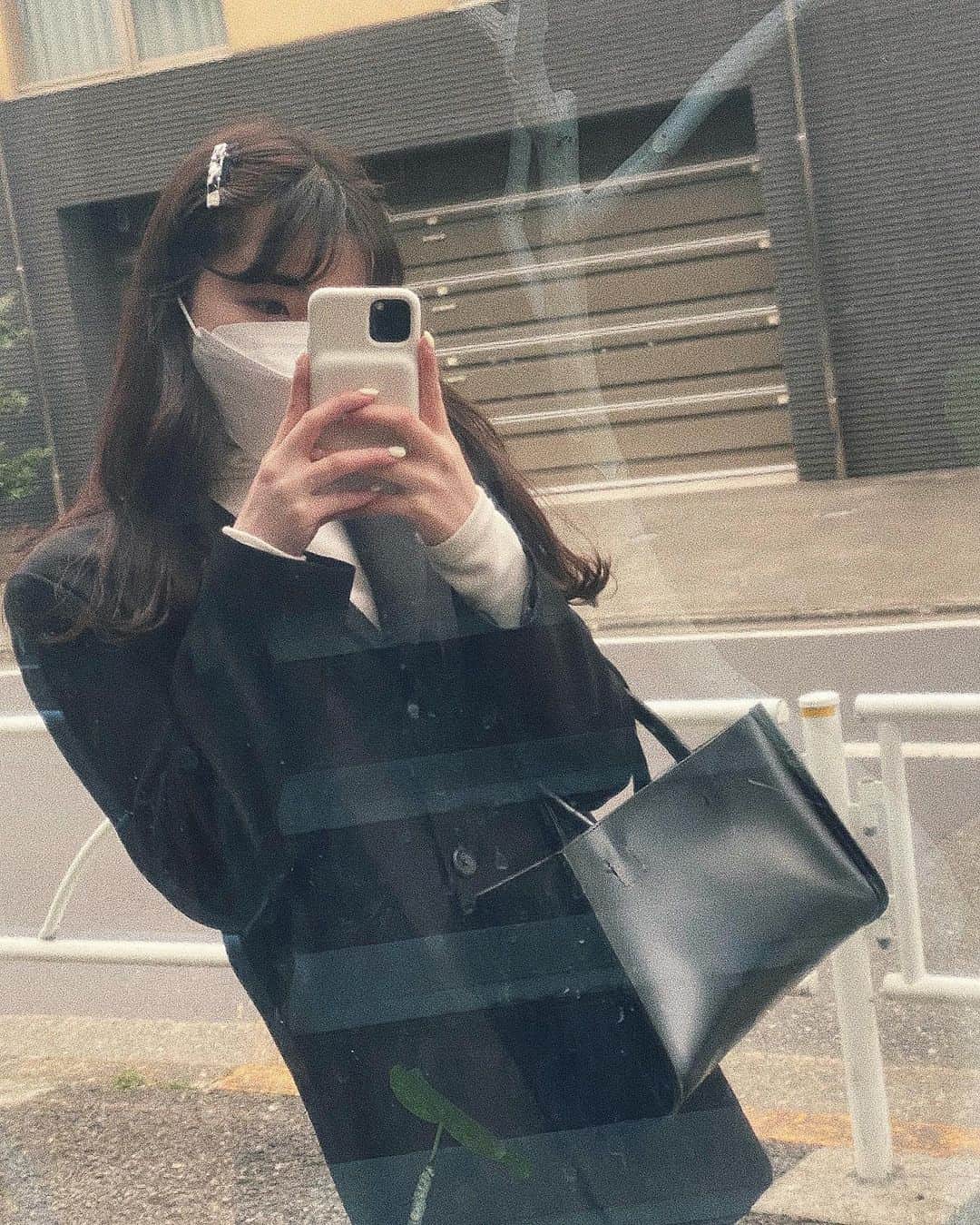 河﨑莉奈のインスタグラム：「牛柄のヘアピン🐄🖤かわい❕ @geel_accessory   バックは @berin__official で発売しますよ~🖤🖤」