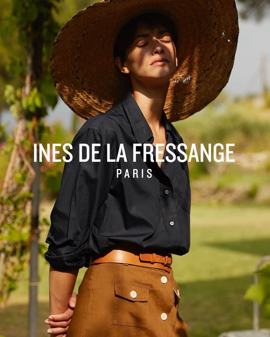 イネスドゥラフレサンジュのインスタグラム：「New Spring/Summer 2021 Collection The Tatiana skirt in tobacco linen and the Maureen shirt available online and in stores. — Nouvelle Collection Printemps/Été 2021 La jupe Tatiana en lin tabac et la chemise Maureen disponibles en ligne et en boutiques.  www.inesdelafressange.fr  #InesdelaFressangeParis #InesdelaFressange #InesSpringSummer #SS21」