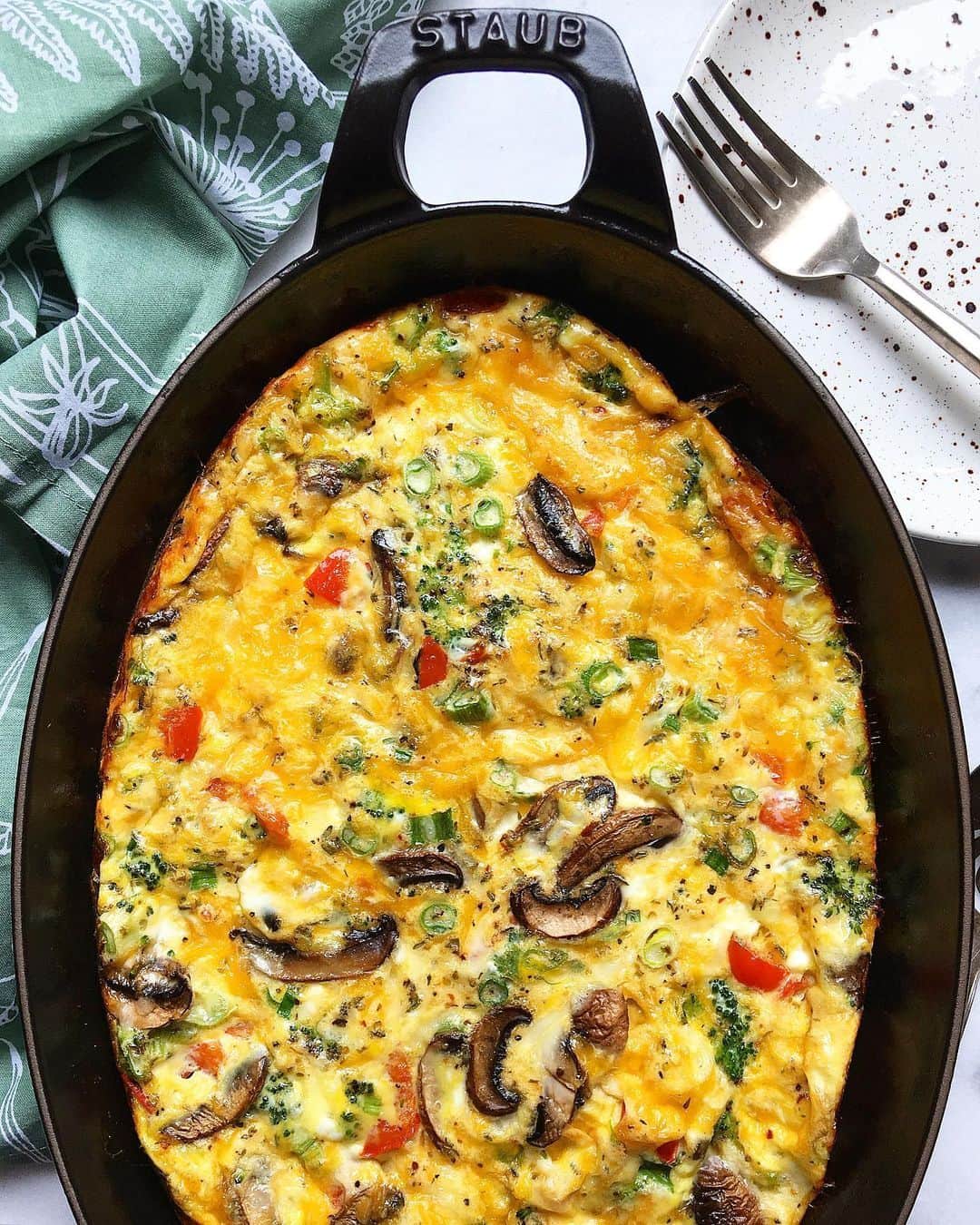 Staub USA（ストウブ）のインスタグラム：「@supperwithmichelle loves to bake a vegetable frittata on the weekend. It's a versatile meal-prep staple that is satisfying at any time of day, and it's totally stunning when baked in one of our cast iron baking dishes. Get the recipe by visiting @supperwithmichelle's site and searching "baked vegetable frittata," and shop the pan by visiting the link in our bio and searching "cast iron oven dish." #madeinStaub」