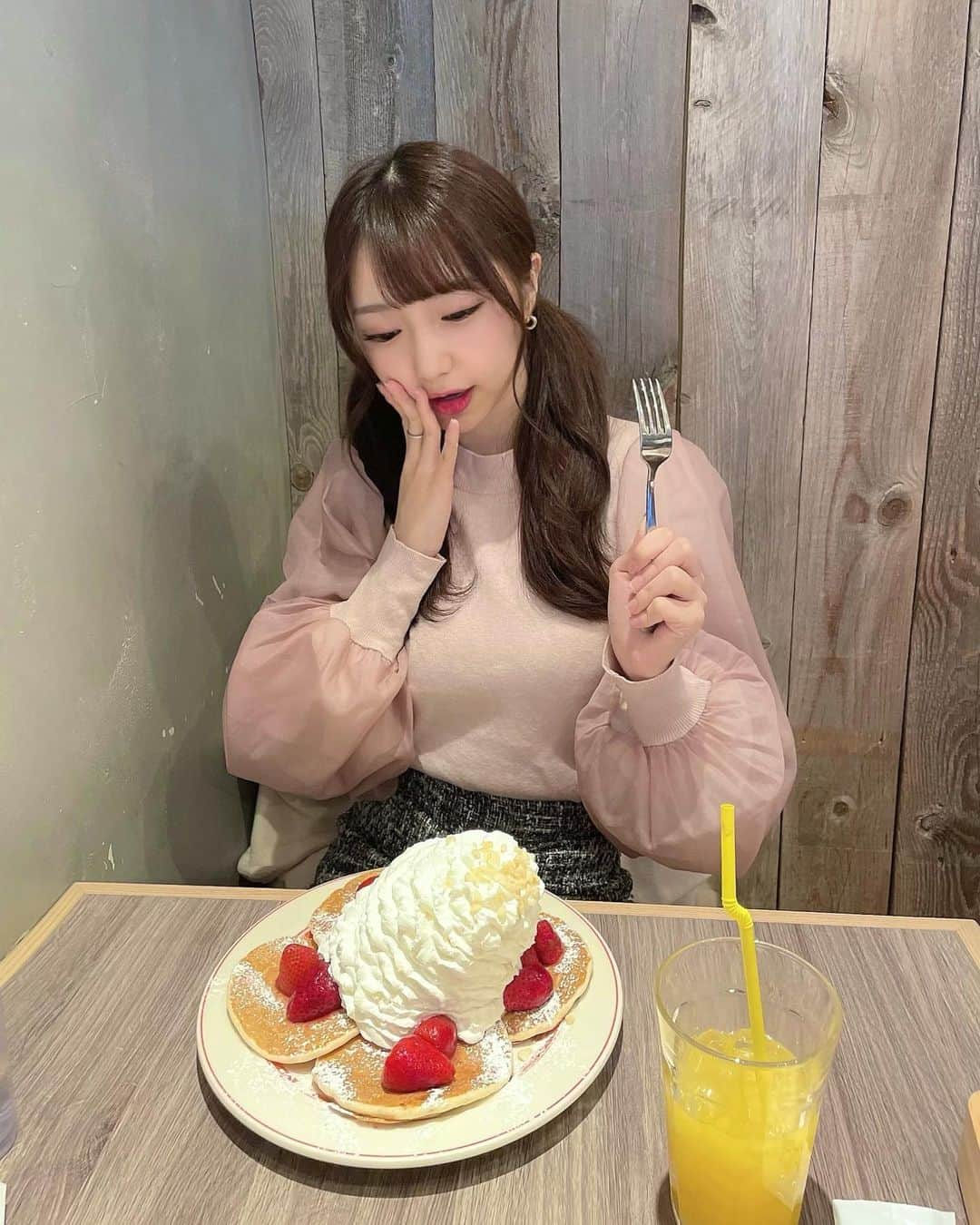 萩田ここさんのインスタグラム写真 - (萩田ここInstagram)「🥞🍽﻿ ﻿ リハーサルしてきました☺︎﻿ 28日のライブで初披露の新曲は聞いてくれたかな？﻿ ﻿ その前にゆちと一緒にパンケーキ食べたの〜🍓♡﻿ ﻿ 盛り盛りの生クリームが倒れてピサの斜塔みたいになってる笑﻿ ﻿ 美味しかったよ💓💭﻿ ﻿ 明日は１on１だ！楽しみ☺️﻿ ﻿ Had a rehearsal for our next live this Sunday!﻿ I ate pancakes with Yuka today❤︎﻿ ﻿ #かみやど #ひらがなかみやど #萩田ここ #アイドル #JapaneseIdol」2月26日 23時23分 - kokoro_hagita