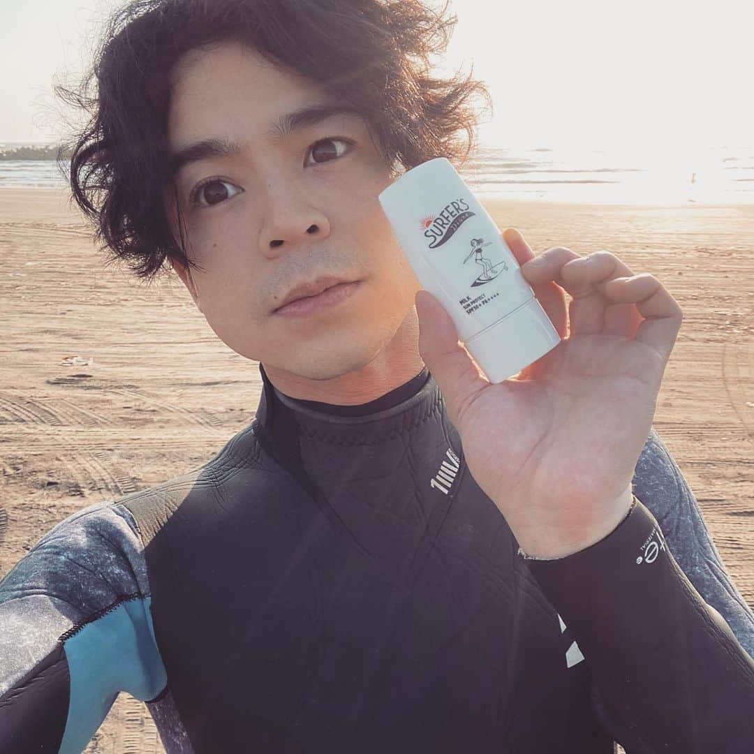 菅谷哲也さんのインスタグラム写真 - (菅谷哲也Instagram)「地元で夕方からサクッと1R🤟 天気も良くて波も良くて最高に幸せで贅沢なひと時🏄‍♂️🏄‍♂️ 波乗りはやっぱり最高だね☺️  これだけ天気がいいと、海面の照り返しもあって日焼けが心配だけど、最近はメンズの美容も流行ってるし、 僕もサーフィンしたりスケボーしたりアウトドアな趣味が多いのでちょっと外に出る時もこの日焼け止めを使って気をつけてます！ ノンケミカル処方だから、海も汚さないし敏感肌でも安心👌 スーパーウォータープルーフだから海でも全然落ちなかった気がするし、石鹸や洗顔ですぐ落とせるから気に入って普段から使ってます🤟  サーフィンに限らずアウトドアな趣味を持ってる人はほんとオススメですよ〜👍👍  ドラッグストアで買えるから是非👍  #サーファーズダイアン #日焼け止め　#日焼け止めクリーム　#ノンケミカル処方　 #ノンケミカル日焼け止め　#ノンケミカルUV #ワンマイルメイク　#pr」2月26日 23時23分 - tetsuyasugaya