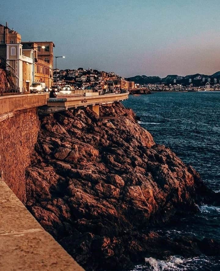 カンパニードプロバンスのインスタグラム：「📍 Corniche Kennedy, Marseille.  Saviez-vous que le long de la corniche se trouve le banc le plus long du monde ? Avec ses 3km de longueur, il offre une vue imprenable sur la Méditerranée. Un cadre idyllique pour un petit footing.⁠ --⁠ 📍 Corniche Kennedy, Marseille. Did you know that the longest bench in the world is located there? With its 3km length, it offers a breathtaking view over the Mediterranean. An idyllic setting for a little jogging.」
