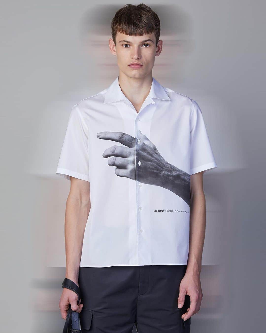 のインスタグラム：「Hands represent gestures of Creativity and Craft .Unique to each person, they express our Soul.   DNA / A UNIFORM FOR THE EVERYDAY  The new NEIL BARRETT SS21 COLLECTION expresses the essence and meaning of the BRAND’S DNA.  @louis_gck in Neil Barrett “The Other Hand Series / 01” Hawaiian Shirt.  Discover the New Collection at NeilBarrett.com  #NeilBarrett #SS21 #NewCollection #DNA」