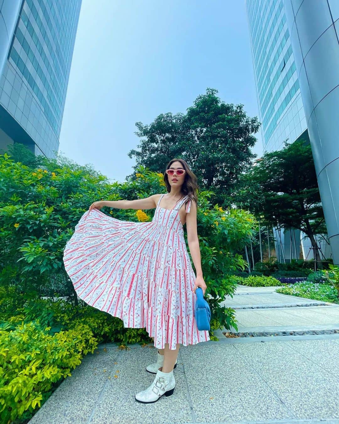 Araya Alberta Hargateのインスタグラム：「โฟกัสที่ชุด เพราะกระเป๋าขายหมดเเล้ว」