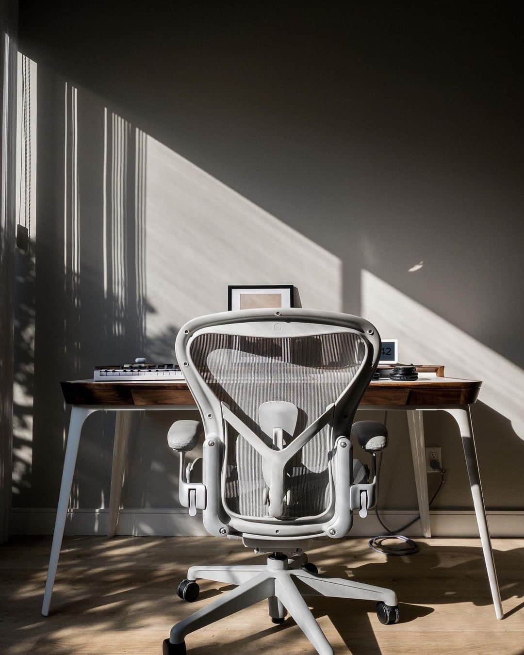 Herman Miller （ハーマンミラー）さんのインスタグラム写真 - (Herman Miller （ハーマンミラー）Instagram)「Juggle your tasks like a pro with the ultimate multitasker. The Aeron Chair provides support to not one but eight zones in your back for full spinal comfort. Shop via our link in bio and enjoy free shipping on all performance seating (including this chair!). 📸: @mrmedina #hmathome」2月26日 23時30分 - hermanmiller