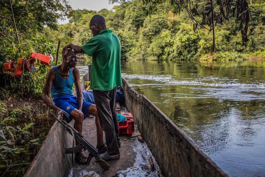 thephotosocietyさんのインスタグラム写真 - (thephotosocietyInstagram)「Photo by @thomas.nicolon // Park ranger JP cuts his colleague’s hair while on a 15-day patrol at the heart of the very remote Salonga National Park, in the Democratic Republic of Congo. Situated at the heart of the Congo basin, Salonga is Africa’s largest tropical rainforest protected area. Shot on assignment for @natgeofr // follow me @thomas.nicolon for more stories about conservation in Central Africa.」2月26日 23時32分 - thephotosociety