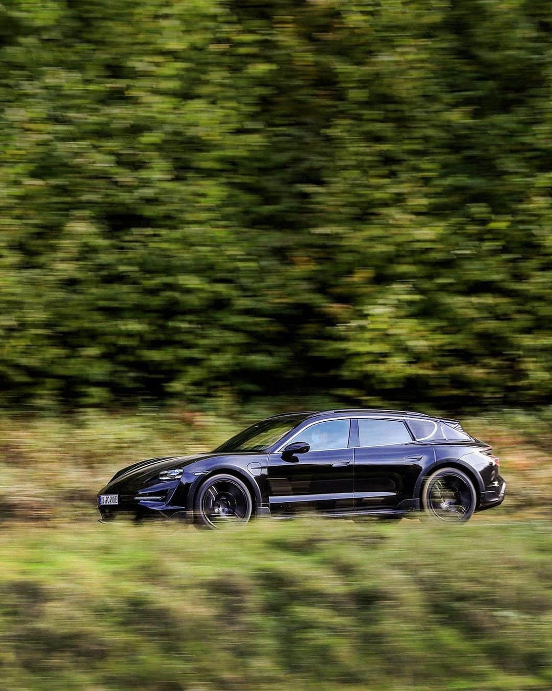 Porscheさんのインスタグラム写真 - (PorscheInstagram)「The Porsche Taycan Cross Turismo – designed for an all-electric kind of adventure. Join us at our Development Centre in Weissach to get up close as the car showcases supremely confident capabilities, both on and off-road. Link in bio. __ Taycan: Electricity consumption combined 28,7 – 28,0 kWh/100 km; CO2 emissions combined: 0 g/km | https://porsche.click/DAT-Leitfaden | Status: 02/2021」2月26日 23時33分 - porsche