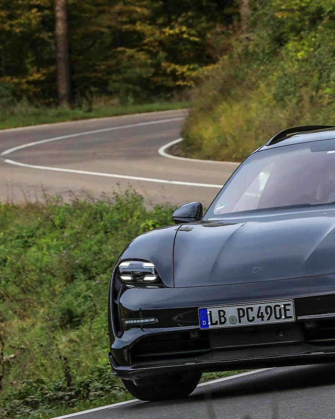 Porscheさんのインスタグラム写真 - (PorscheInstagram)「The Porsche Taycan Cross Turismo – designed for an all-electric kind of adventure. Join us at our Development Centre in Weissach to get up close as the car showcases supremely confident capabilities, both on and off-road. Link in bio. __ Taycan: Electricity consumption combined 28,7 – 28,0 kWh/100 km; CO2 emissions combined: 0 g/km | https://porsche.click/DAT-Leitfaden | Status: 02/2021」2月26日 23時33分 - porsche