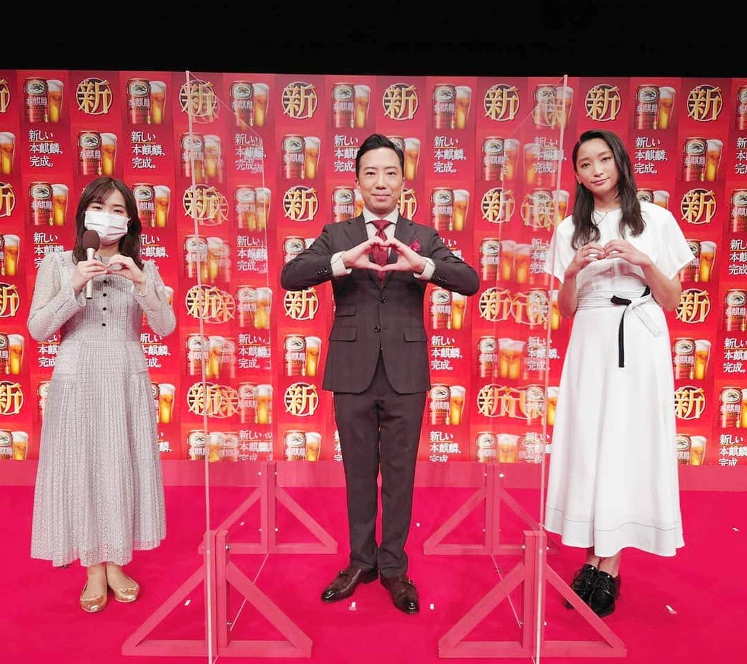 TBS「はやドキ！」のインスタグラム：「市川猿之助さんと杏さんを直撃！🎤﻿ ﻿ おふたりとも、新しくなった本麒麟を美味しそうに飲まれていました☺️﻿ ﻿ 杏さんのおすすめのおつまみは、﻿ 水牛のチーズ　ブッラータ！　﻿ 冷蔵庫にストックしているそうです！﻿ ﻿ 猿之助さんは、やはり和食を食べることが多いそうで、おつまみは刺身がお好きだそうです！﻿ ﻿ お話を伺いながら、お腹が空いてしまいました！﻿ ﻿ 市川猿之助さん、杏さん、ありがとうございました✨﻿ ﻿ みなさんはどんなおつまみが好きですか？☺️﻿ ﻿ ﻿ 篠原﻿ ﻿ ﻿ #市川猿之助 さん﻿ #杏 さん﻿ #直撃🎤﻿ #おつまみ﻿ #お酒﻿ #篠原梨菜﻿ #はやドキ﻿ #tbs」
