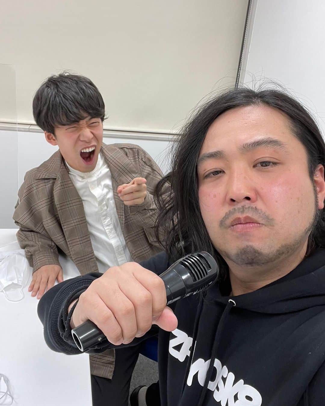 上田純樹のインスタグラム：「吉本Creepy Nutsこと クリスピーナッツでした！  見た目は似てるけど即興ラップしたらボコボコに言われました。  もっと腕磨きます。  #CreepyNuts #R指定 さん #新喜劇けんたくん #DJ松永 さん #きんめ鯛上田だう #TikTokもあげてます」