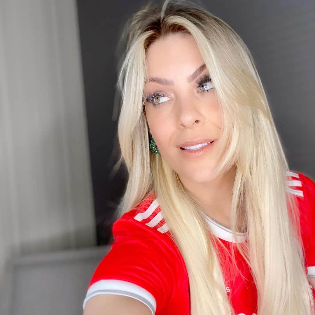 レナータ・ファンのインスタグラム：「Não estou na vibe de postar nada, mas, depois de uma noite ruim e de estar trabalhando e repercutindo o título do Flamengo, concluo que não posso ignorar o grande campeonato do Inter que perdeu titulares importantes, se refez após a saída de Coudet, revitalizou o trabalho de Abel Braga, lançou jovens promissores e fez a torcida feliz, animada, lutando com força pelo título e deixando concorrentes mais badalados para trás! Não deu. Mas, fica a sensação que a temporada 2021 pode ser consistente e positiva! Saio de férias por uma semana dividida. Triste por não ver meu time campeão brasileiro e orgulhosa pela postura da equipe que foi protagonista! Que tortura trabalhar hoje! Era para estar de férias e como não fujo de minhas responsabilidades e me apresento na hora boa ou ruim, aqui estou no @jogoaberto Parabéns aos torcedores do Flamengo! Comemorem porque não foi fácil! E colorados, como eu, cabeça erguida e VamoVamoInter Sempre!!!❤️✨」
