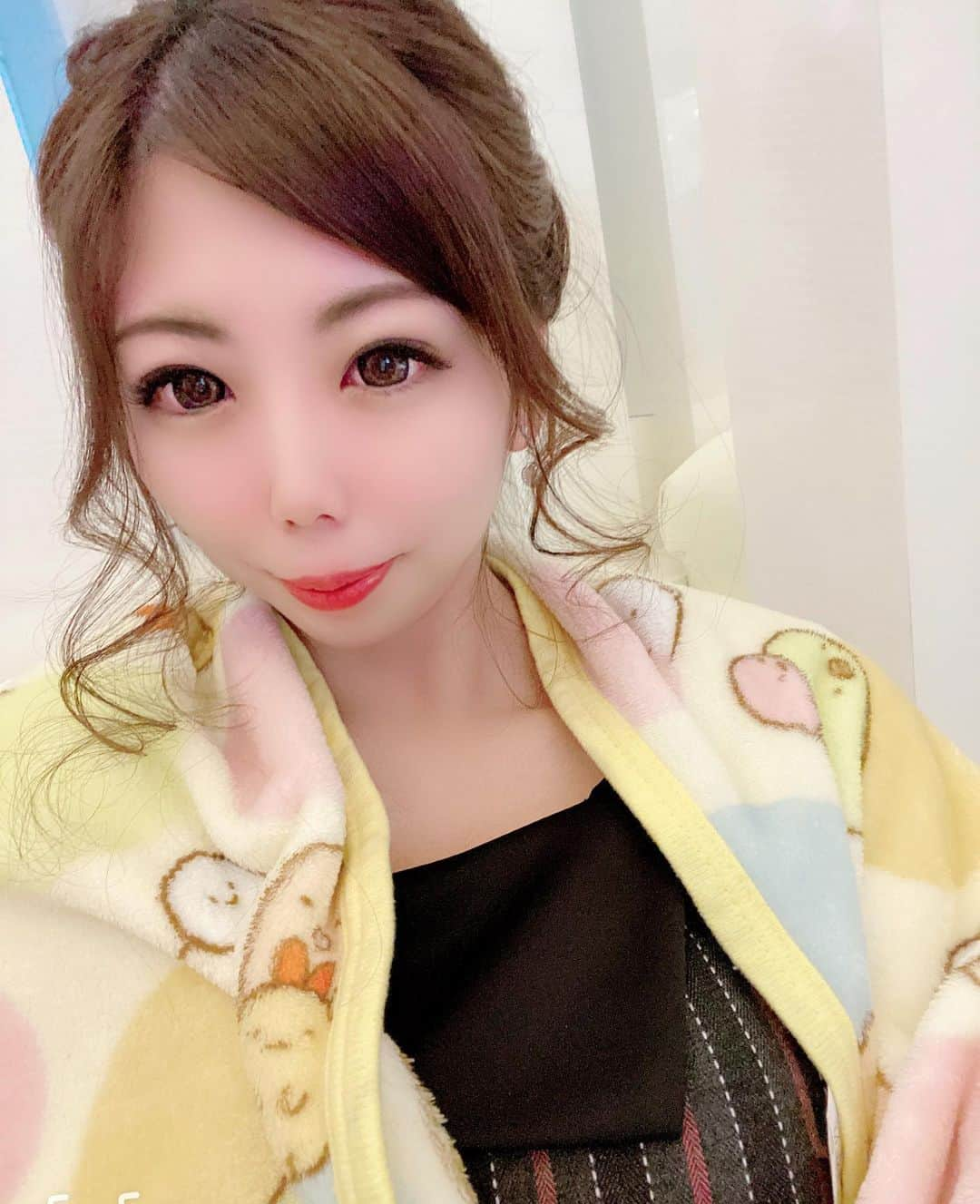 安藤ユキのインスタグラム：「今日はお休み、、 🥟作ったよ🥟 美味しくできた！  普段まきぽよのブランケットかぶってます！ 酔ったら顔も目も赤くなるみたいです😇  #バルセロナグループ #キャバ嬢 #キャバクラ #北海道 #札幌 #すすきの #美女 #美人 #美容 #可愛い #ニュークラブ #ホステス #ススキノ #ラウンジ #ガールズバー #飲み屋 #水商売 #呑み #キャバ #かわいい女の子 #さっぽろ #ニュークラ嬢 #ポケパラ #ナイツ #ニュークラ #ニュークラ嬢 #すすきのグルメ #札幌観光 #likefoflike #follow4follow」