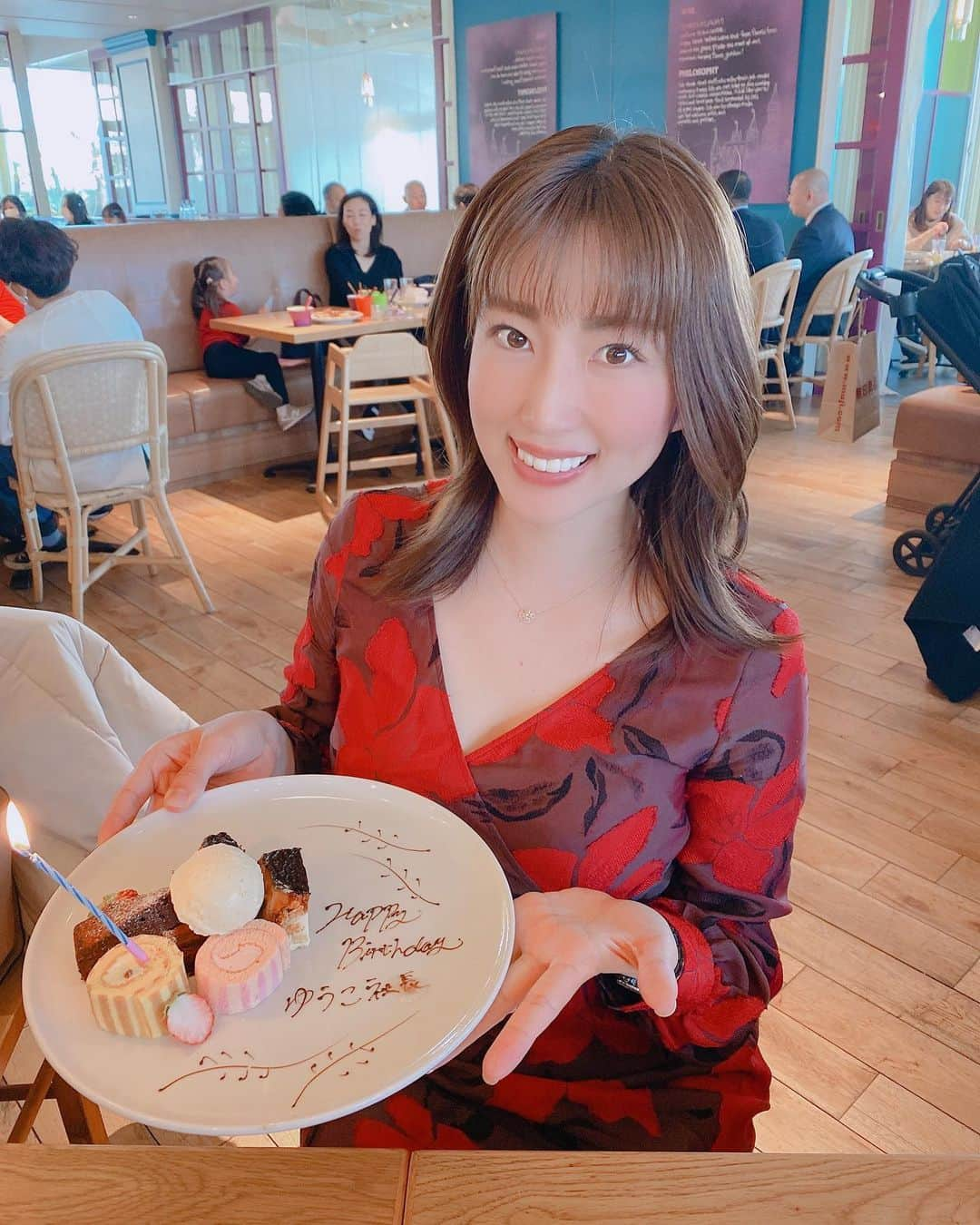 庄司ゆうこさんのインスタグラム写真 - (庄司ゆうこInstagram)「PSY若手メンバーたちが誕生日お祝いしてくれました❣️ みんな忙しい中時間作ってくれることが本当に嬉しい😭✨ そしてインストラクターのみんなから今年は @bonaventura.official ボナベンチュラのカバンをプレゼントしてもらったよ❣️ ピンク、春っぽくて可愛い😍 大事に使います✨✨ そして大好きな友人たちもたくさんお祝いしてくれました💓 最後の動画はももちゃんがハッピーバースデー歌ってくれたよー✨✨ けど、ほとんど私の声しか入ってない、、笑 とにかく毎日ケーキ食べまくりで幸せなんだけど体重計乗るのが怖い🤣 #お誕生日おめでとう#お誕生日#お祝い#ハッピーバースデー#バースデー週間#ポジティブスターヨガ#ヨガインストラクター#みんなありがとう#2月生まれ#幸せな時間」2月26日 23時46分 - yuko.shoji